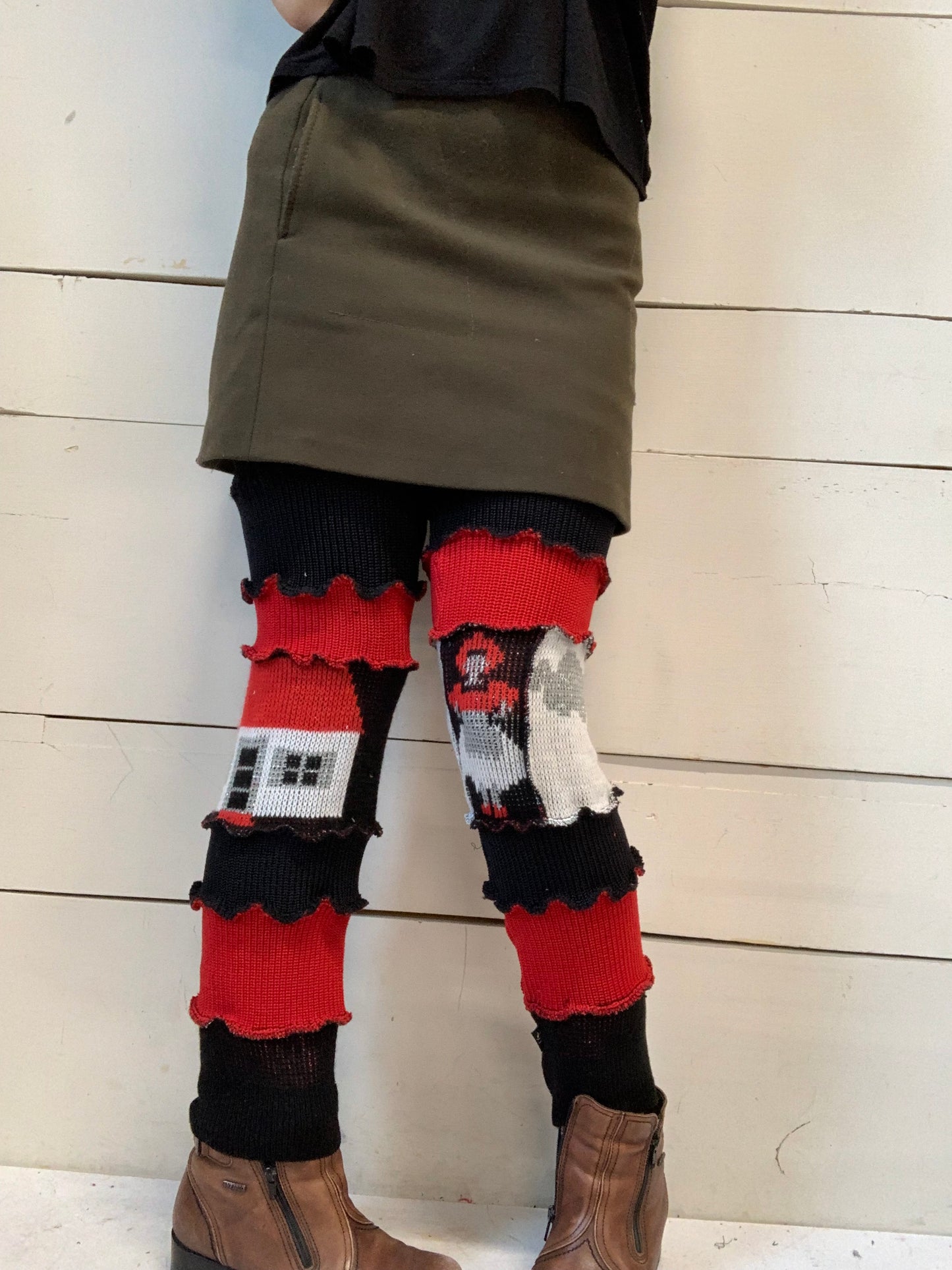 L’indispensable noir et rouge avec nuage, maison et petite femme ❤️