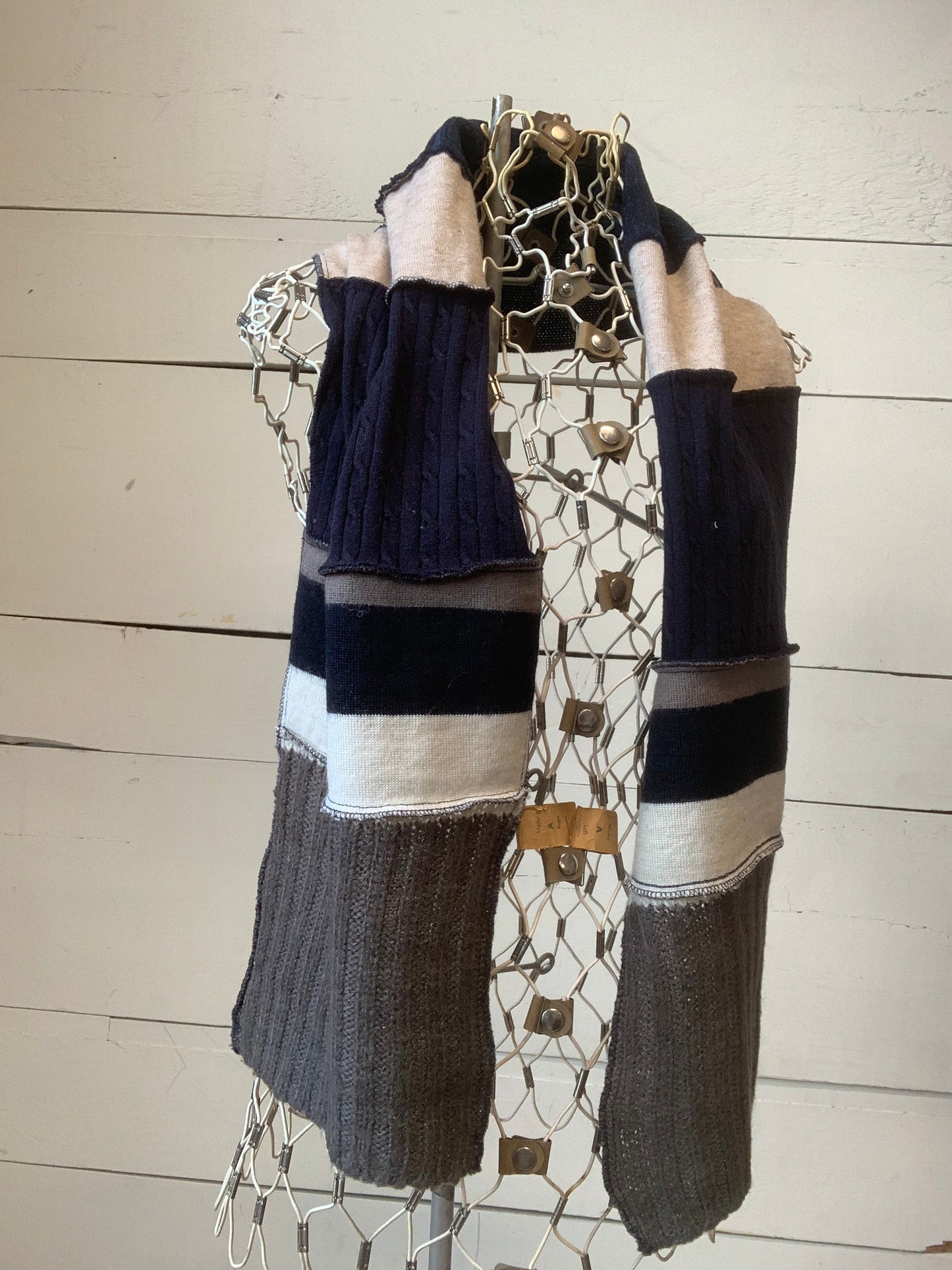 Foulard marine, beige et brun