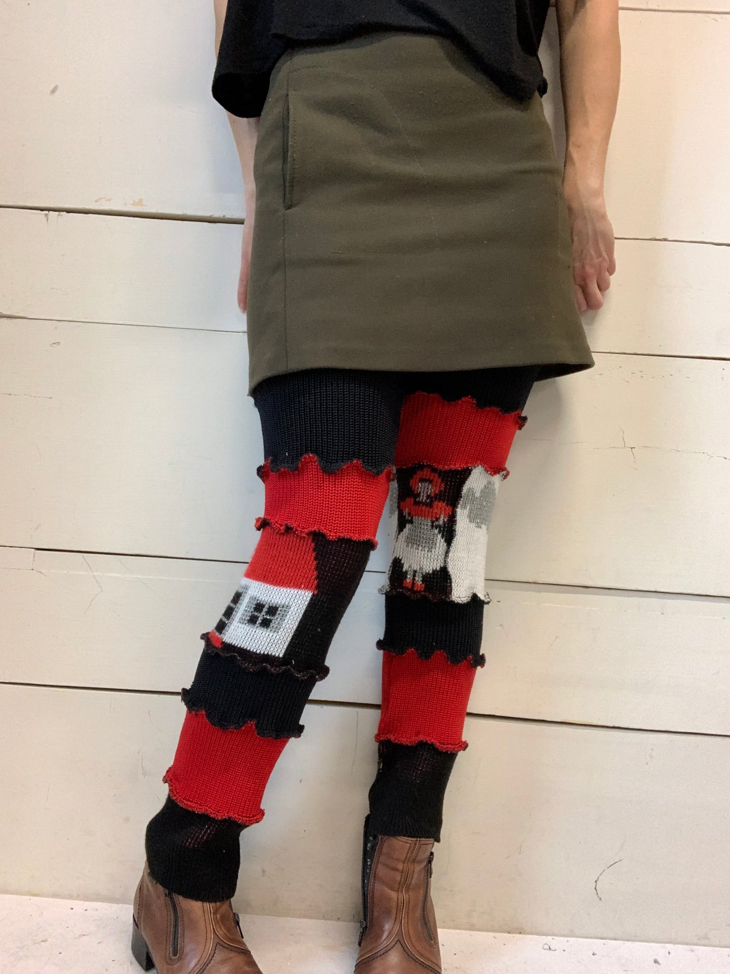 L’indispensable noir et rouge avec nuage, maison et petite femme ❤️