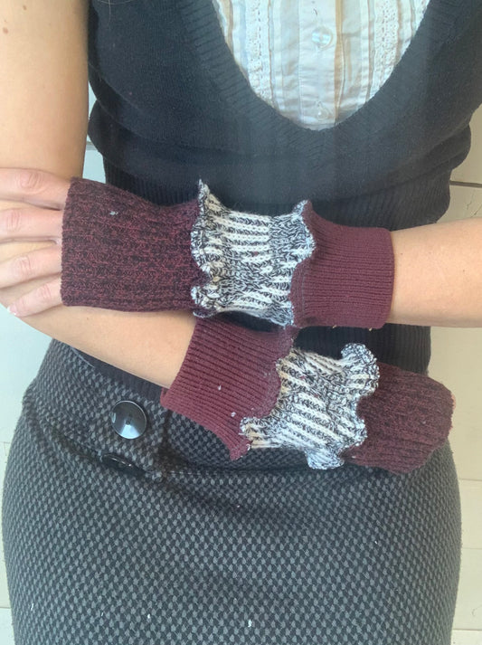 Poignet bourgogne et motif gris