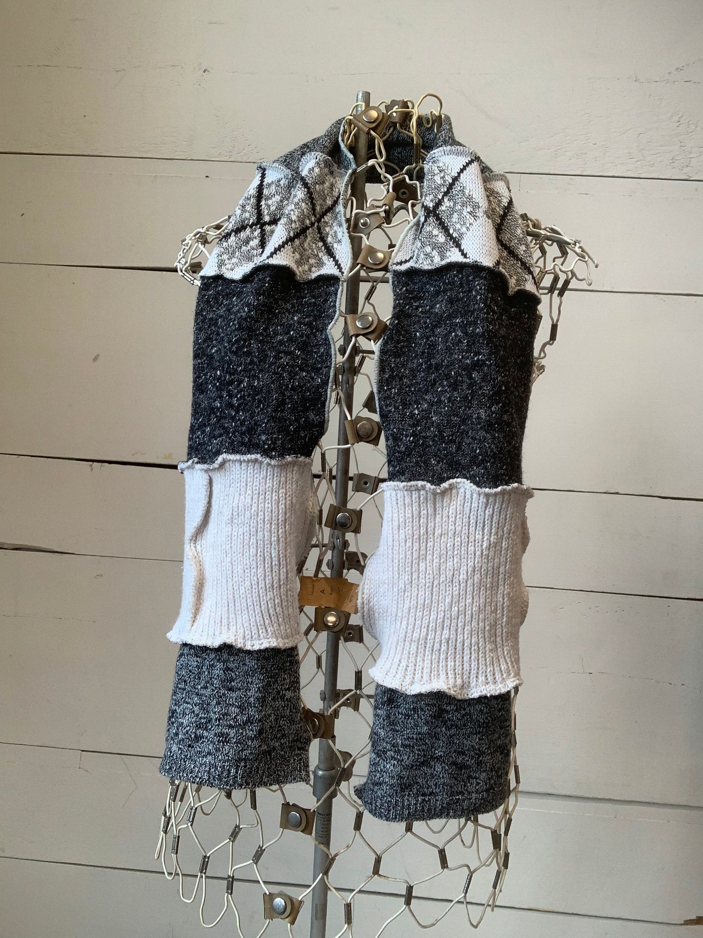 Foulard gris et losanges