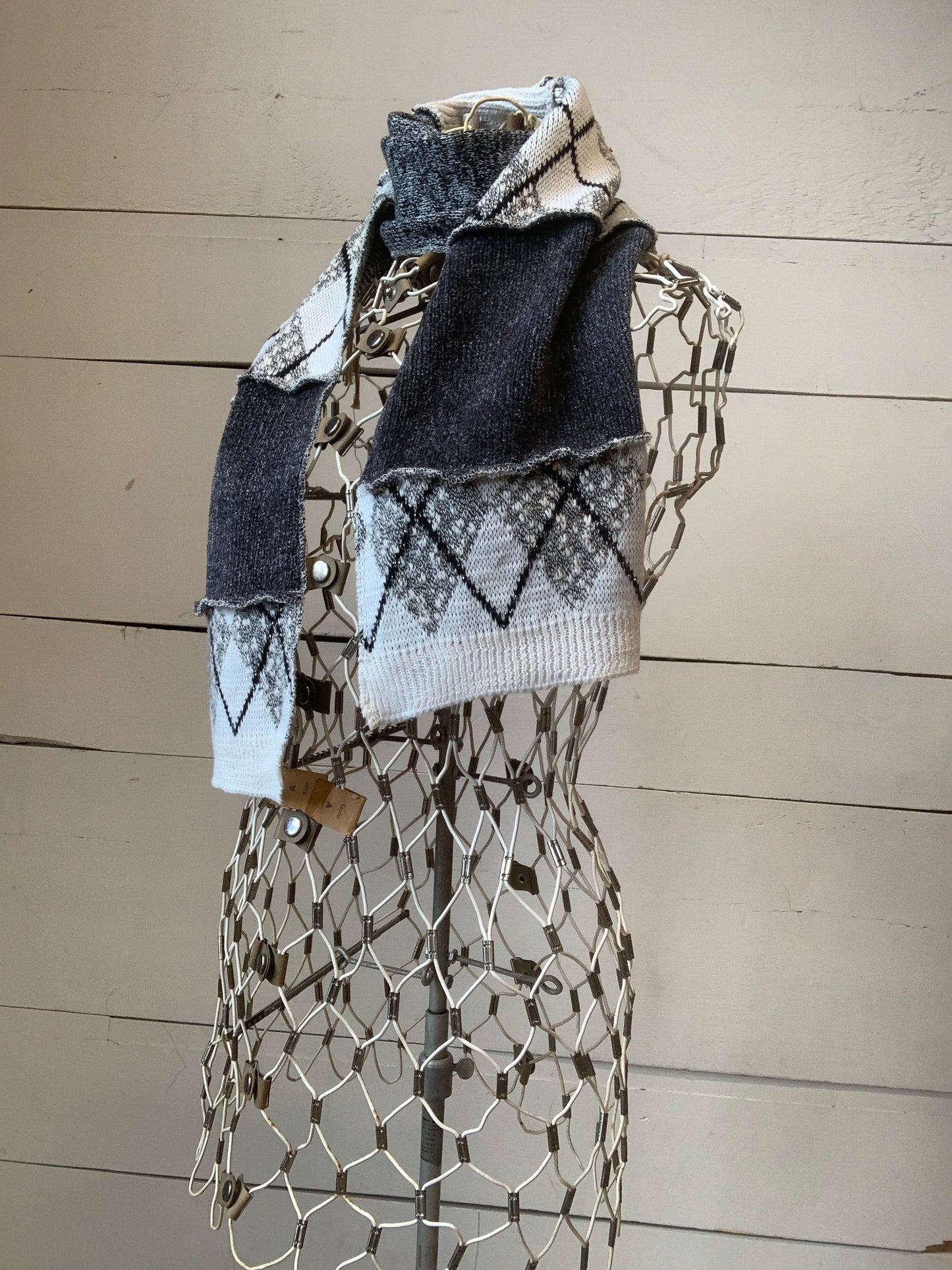 Foulard gris et losanges