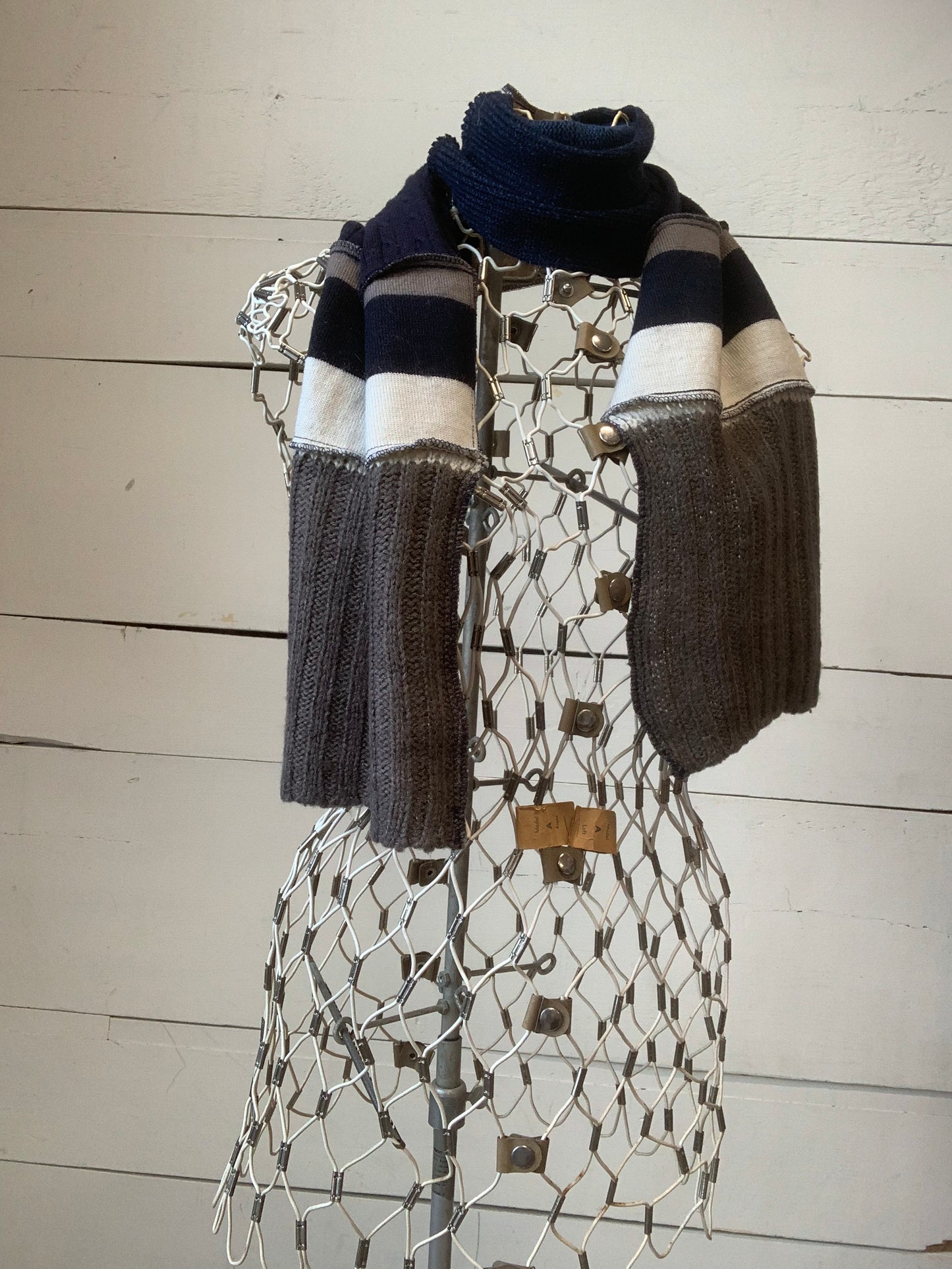 Foulard marine, beige et brun