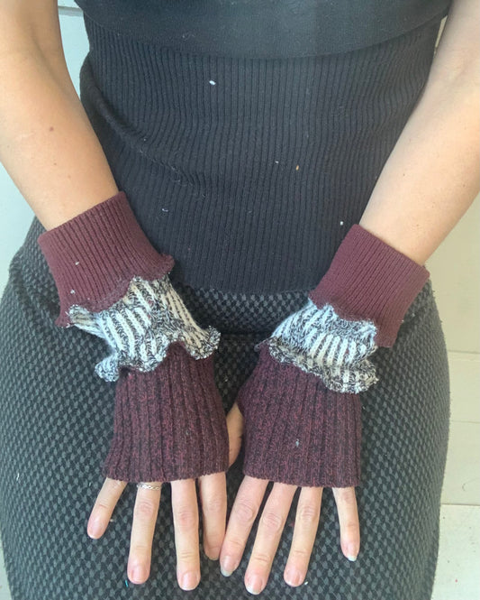 Poignet bourgogne et motif gris