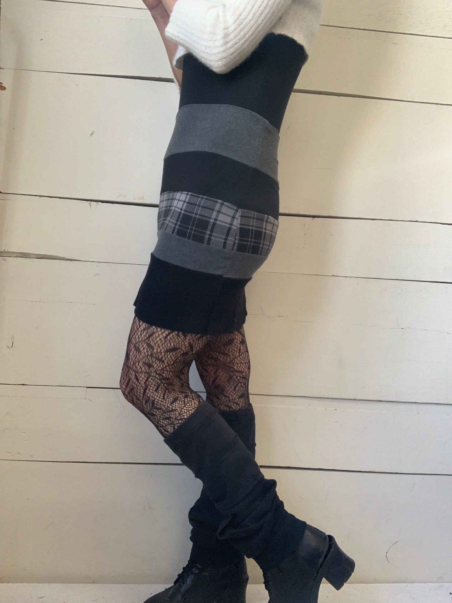 JUPE NOIR ET GRISE AVEC BANDE À CARREAUX (M)