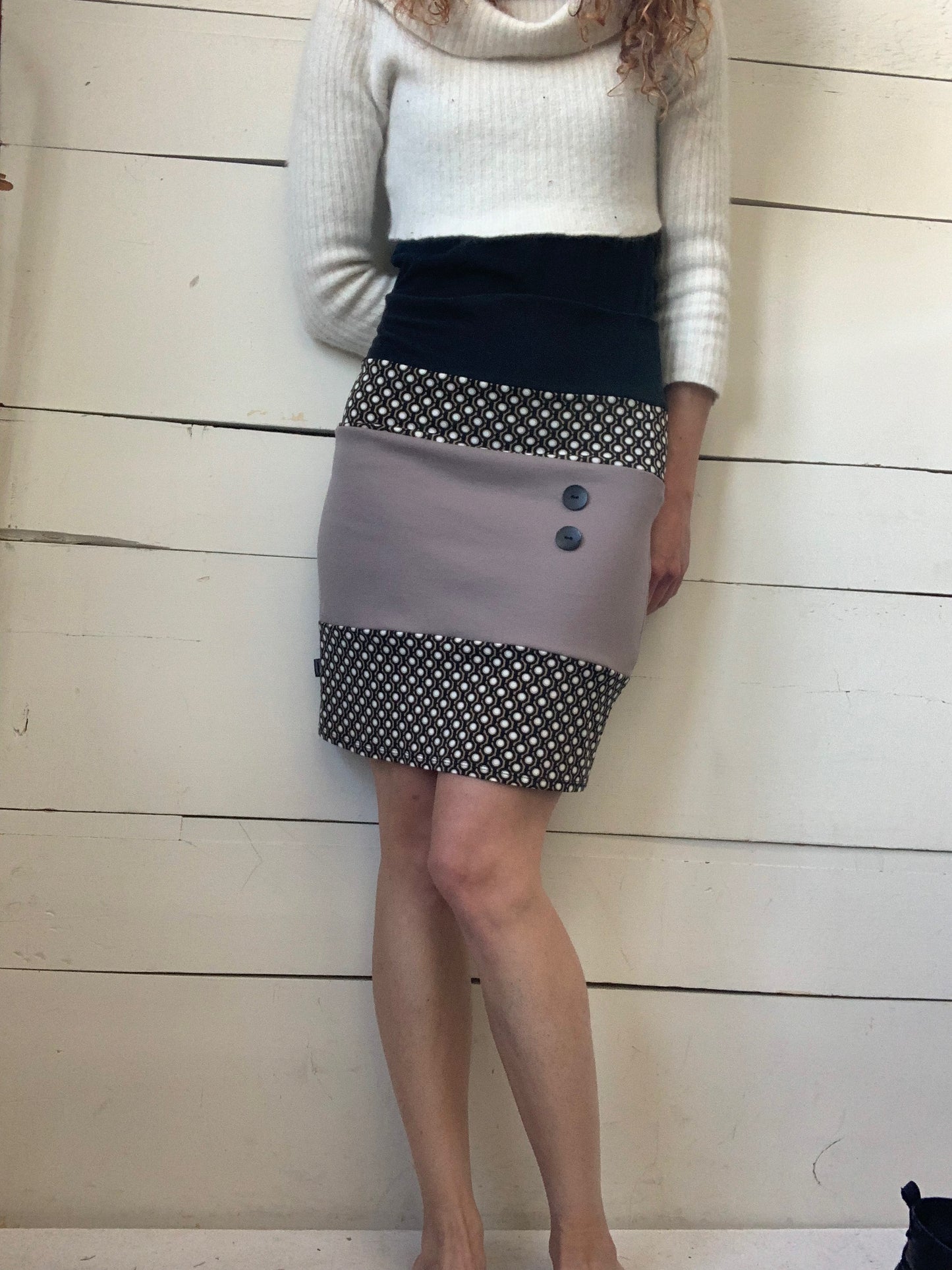 JUPE BEIGE, NOIR ET BOUTONS (M-L)