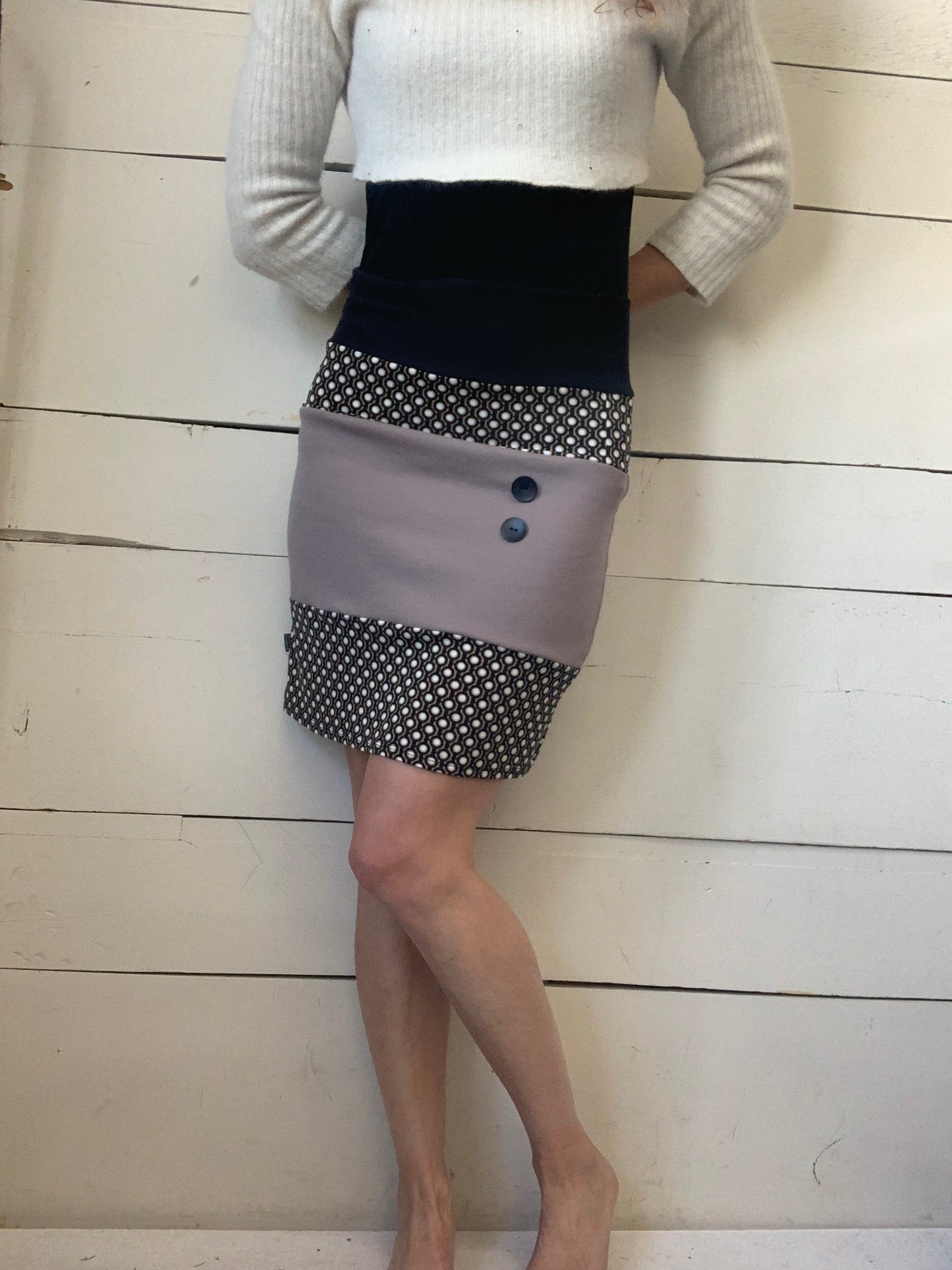JUPE BEIGE, NOIR ET BOUTONS (M-L)