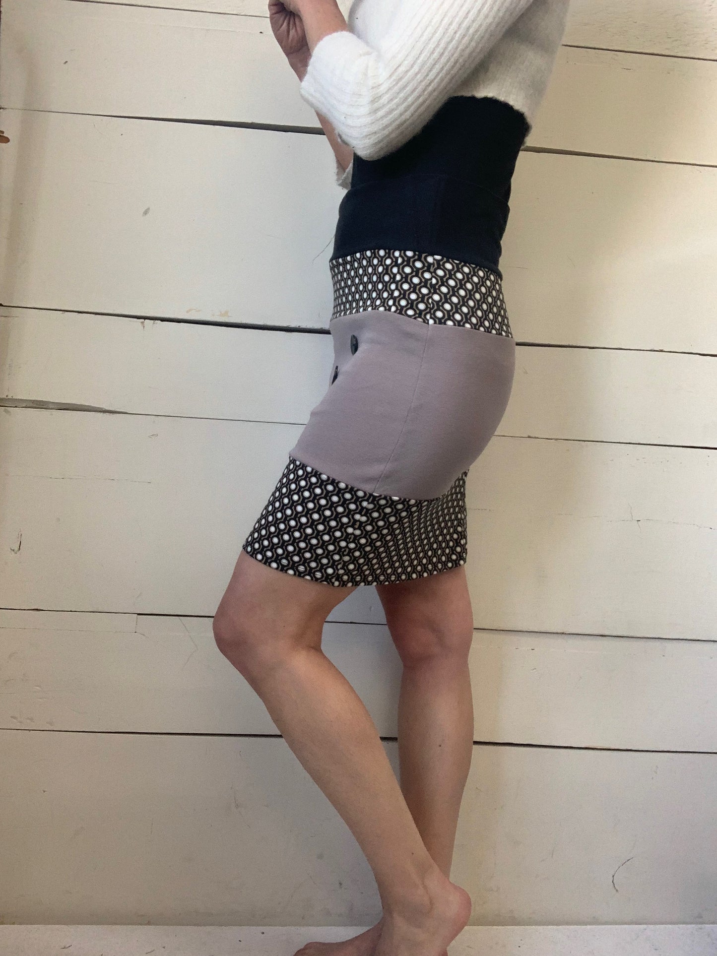 JUPE BEIGE, NOIR ET BOUTONS (M-L)