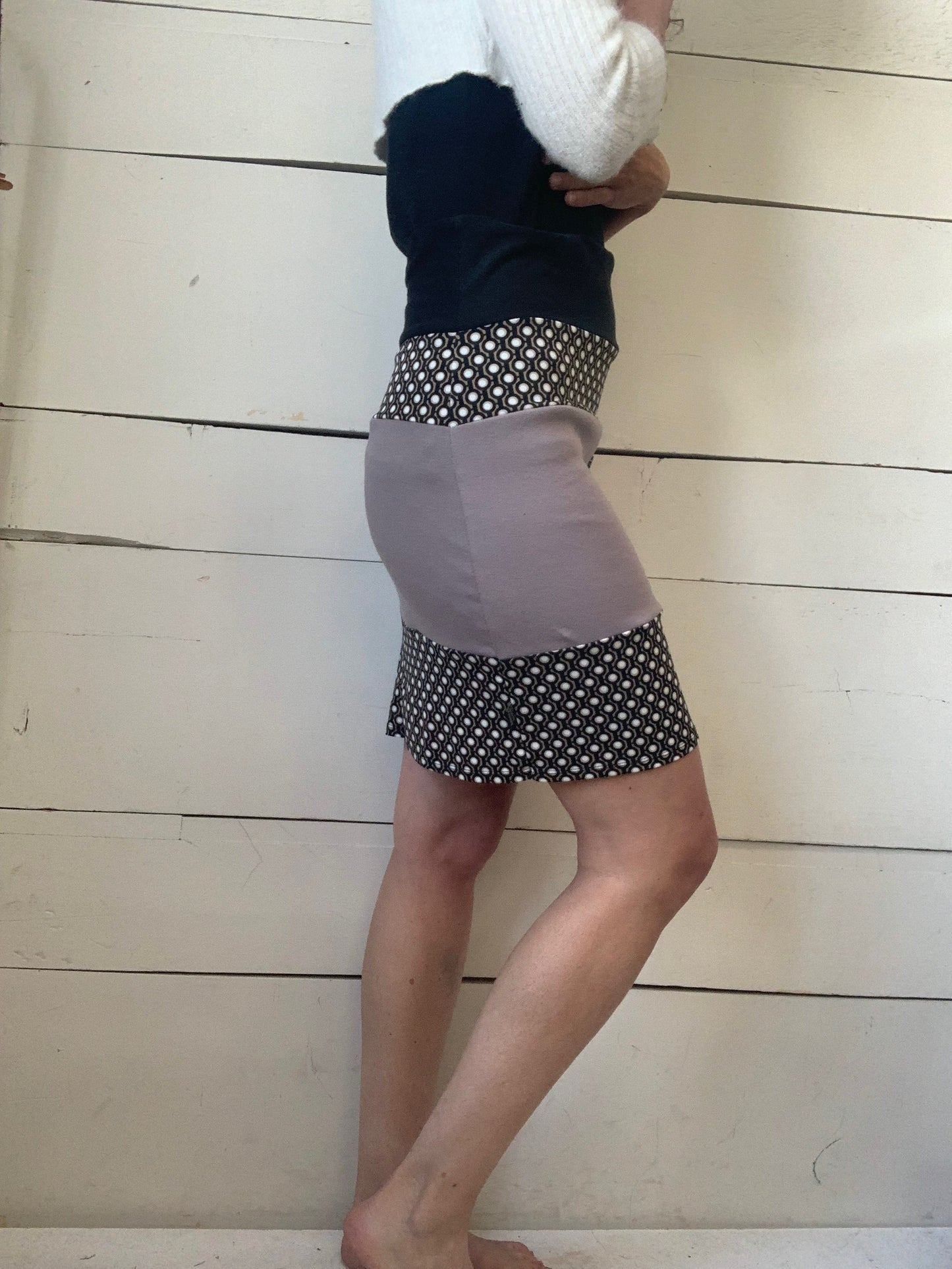 JUPE BEIGE, NOIR ET BOUTONS (M-L)