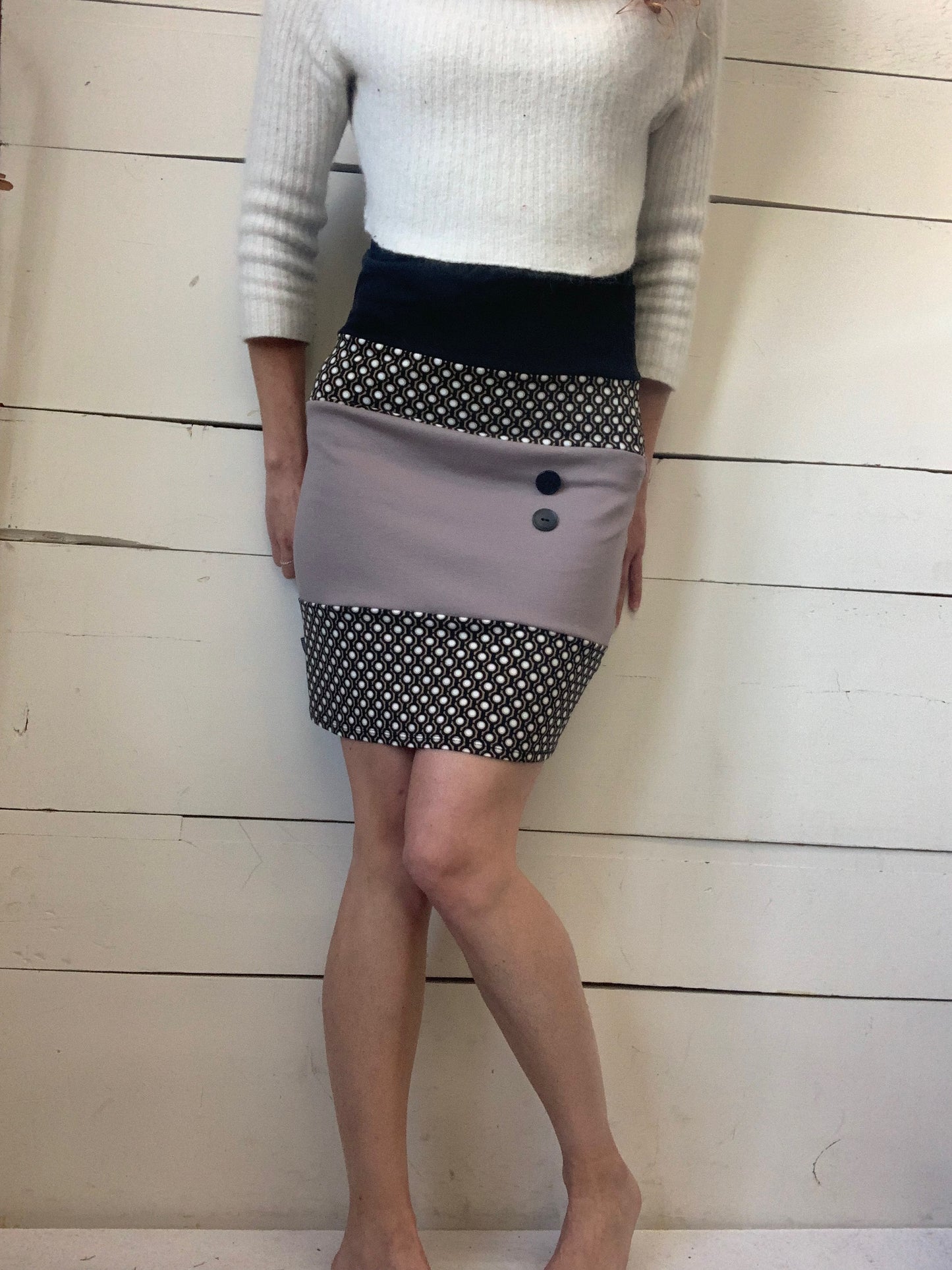 JUPE BEIGE, NOIR ET BOUTONS (M-L)