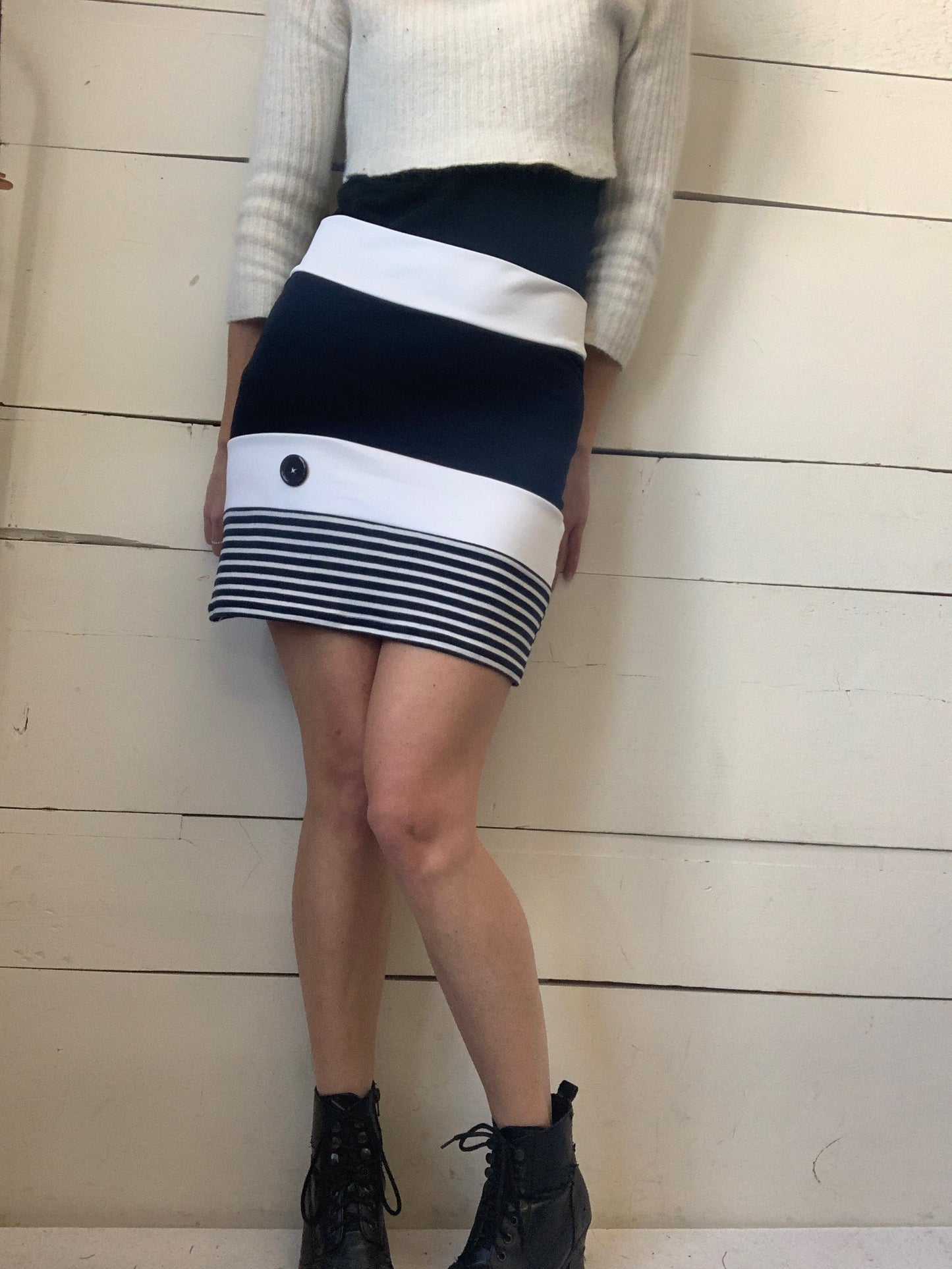 JUPE BLANCHE, MARINE ET BOUTON (M)