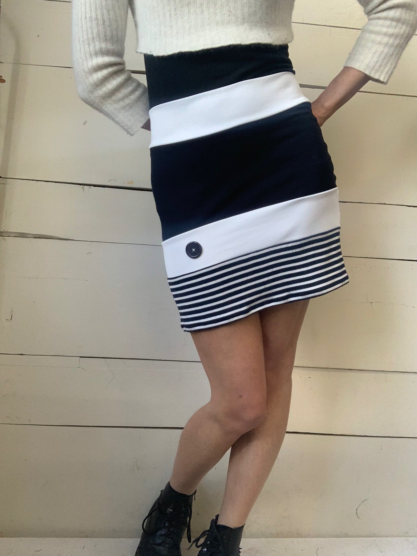 JUPE BLANCHE, MARINE ET BOUTON (M)
