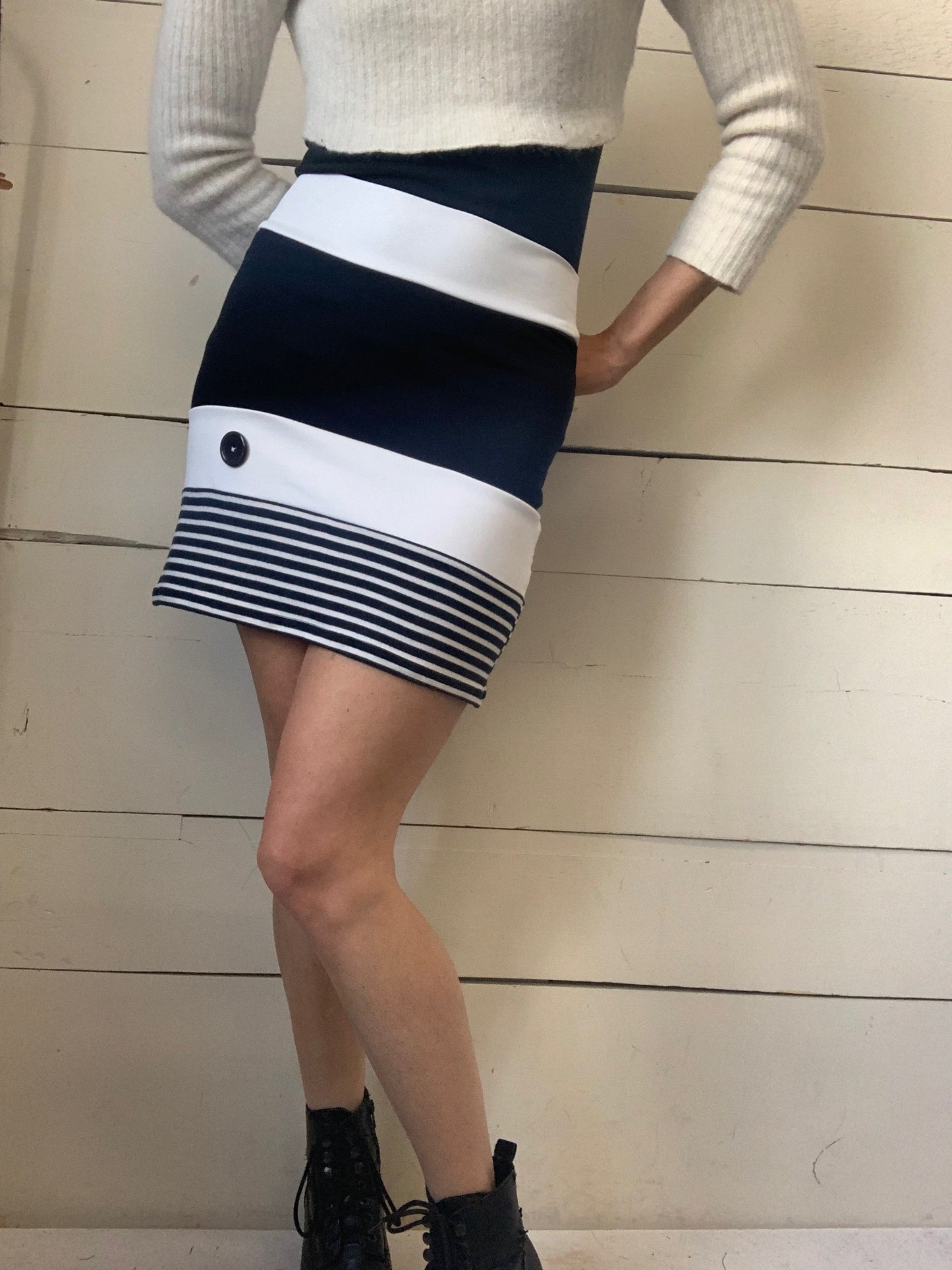 JUPE BLANCHE, MARINE ET BOUTON (M)