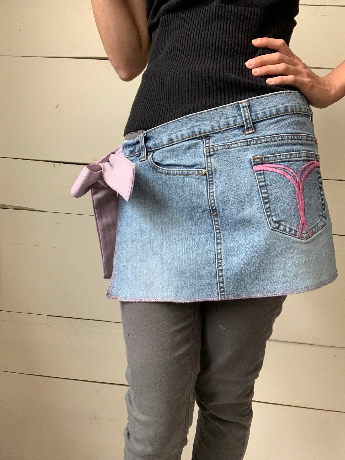 TABLIER JEANS ET MOTIFS ROSES