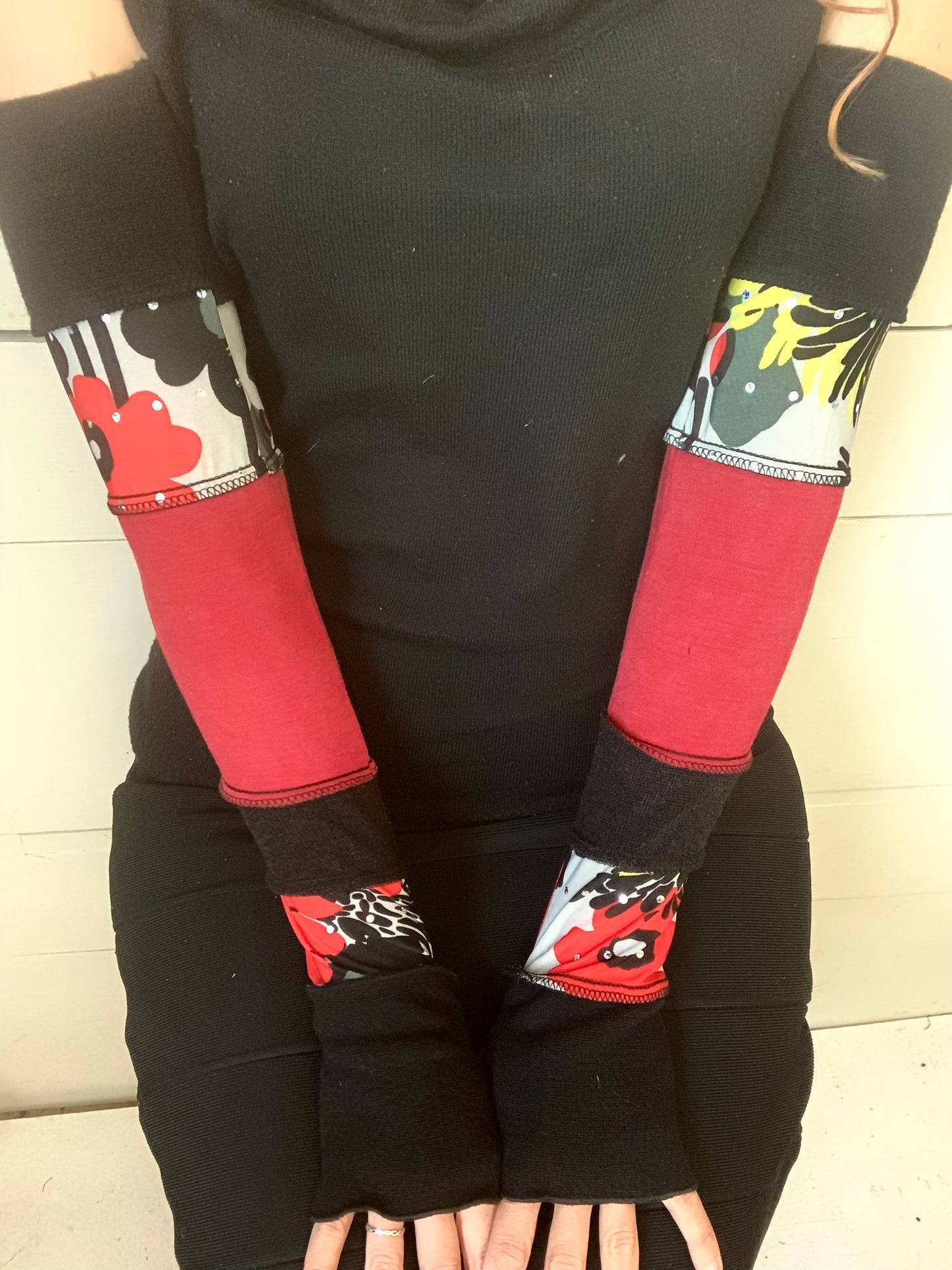 Manche noir, fleurs et rouge