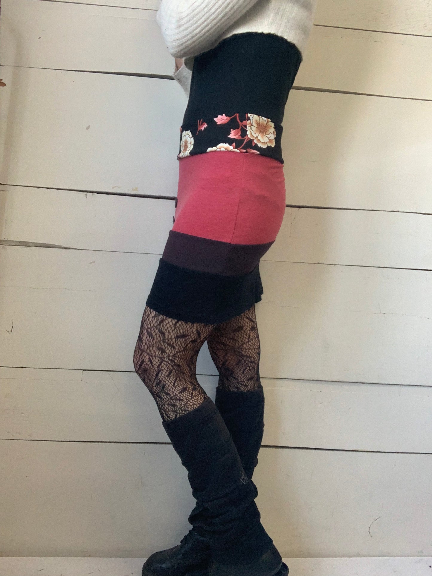 JUPE ROUGE AVEC FLEURS (M)
