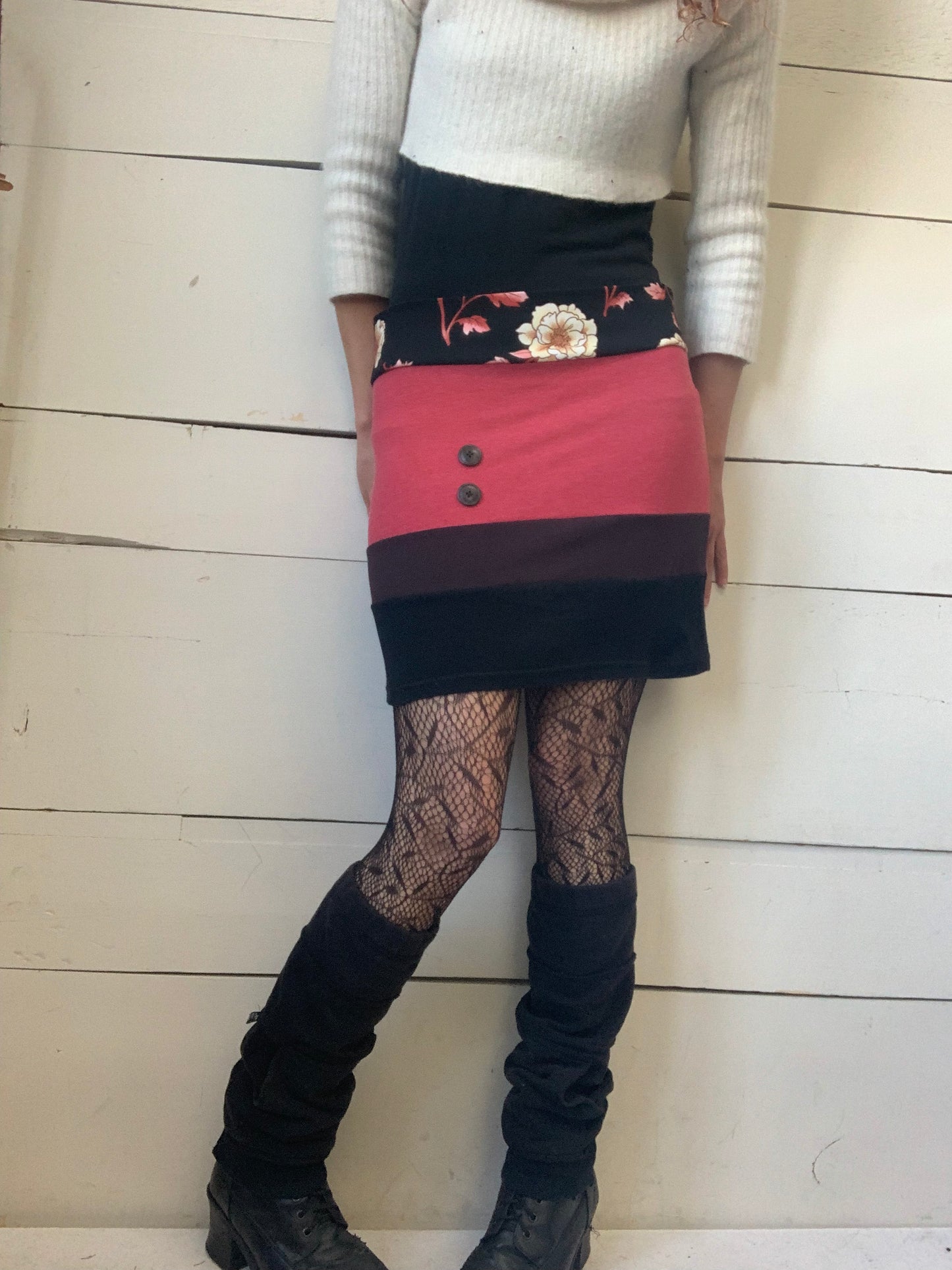 JUPE ROUGE AVEC FLEURS (M)