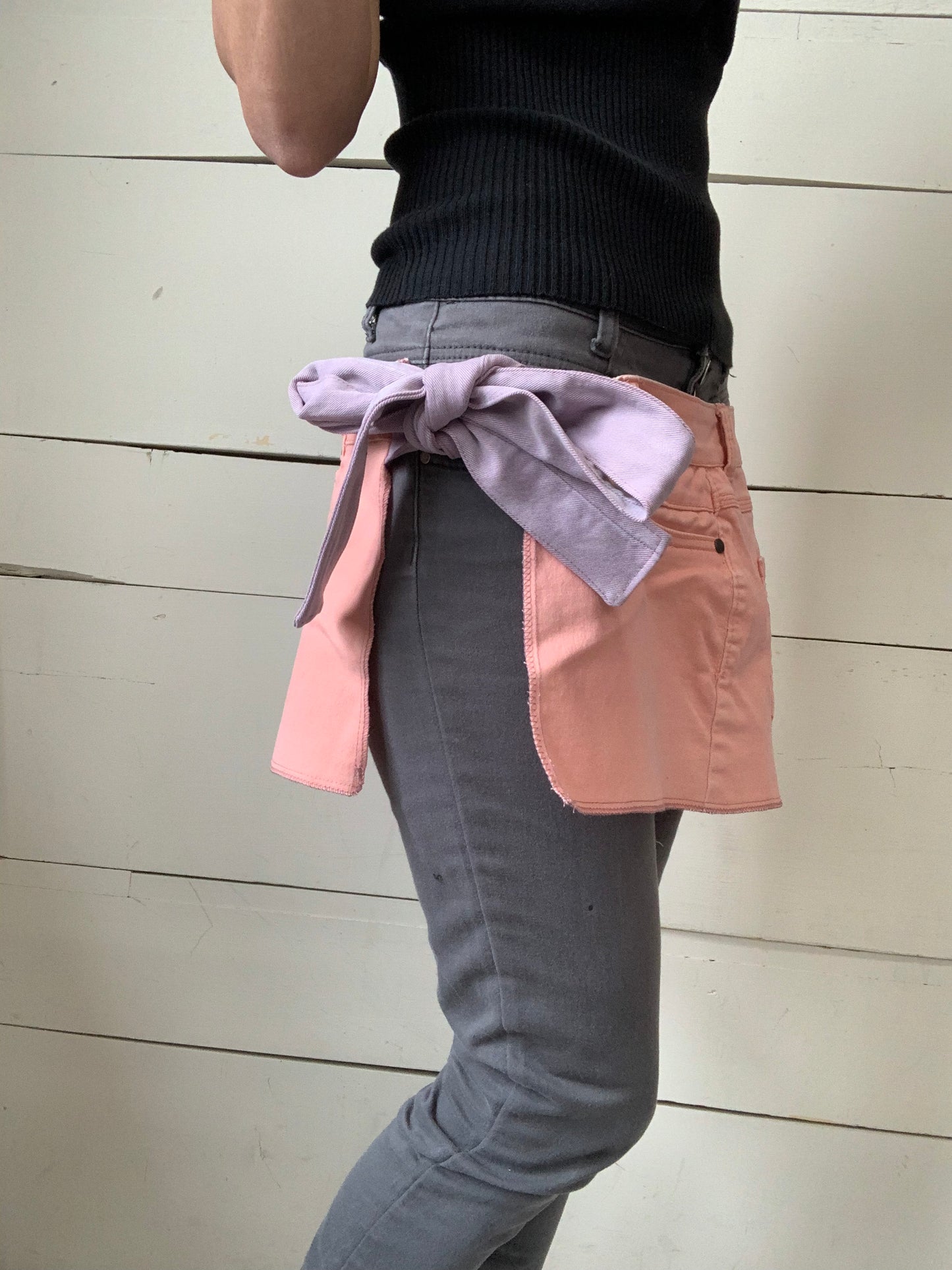 TABLIER JEANS ROSE ET FAUSSES POCHES