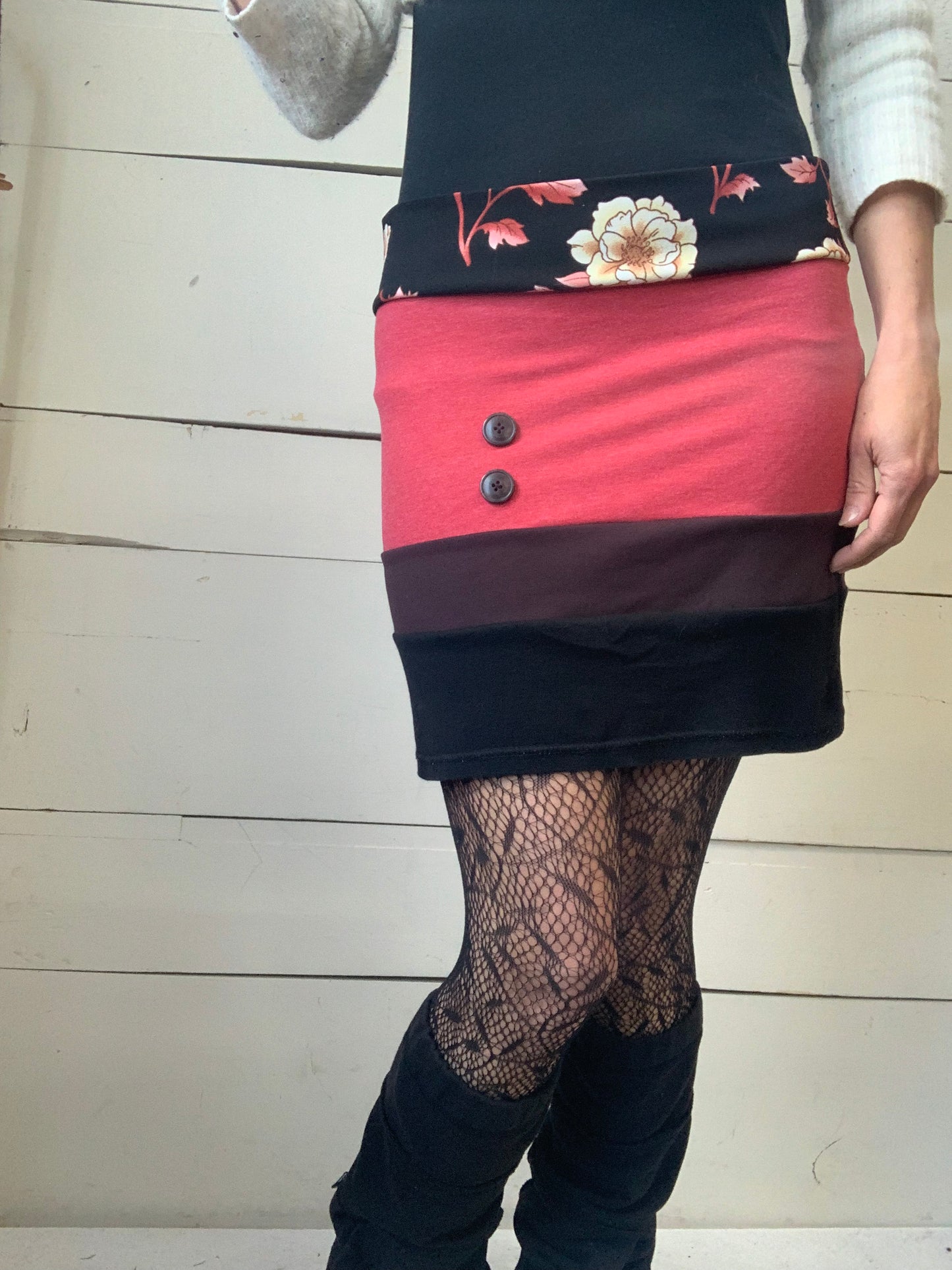 JUPE ROUGE AVEC FLEURS (M)