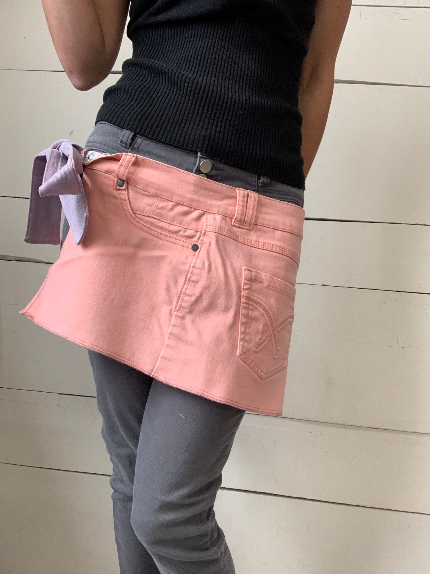 TABLIER JEANS ROSE ET FAUSSES POCHES
