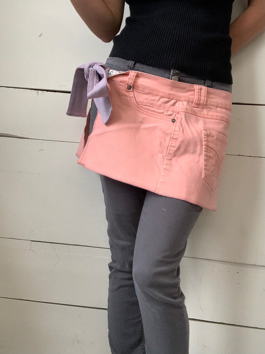 TABLIER JEANS ROSE ET FAUSSES POCHES