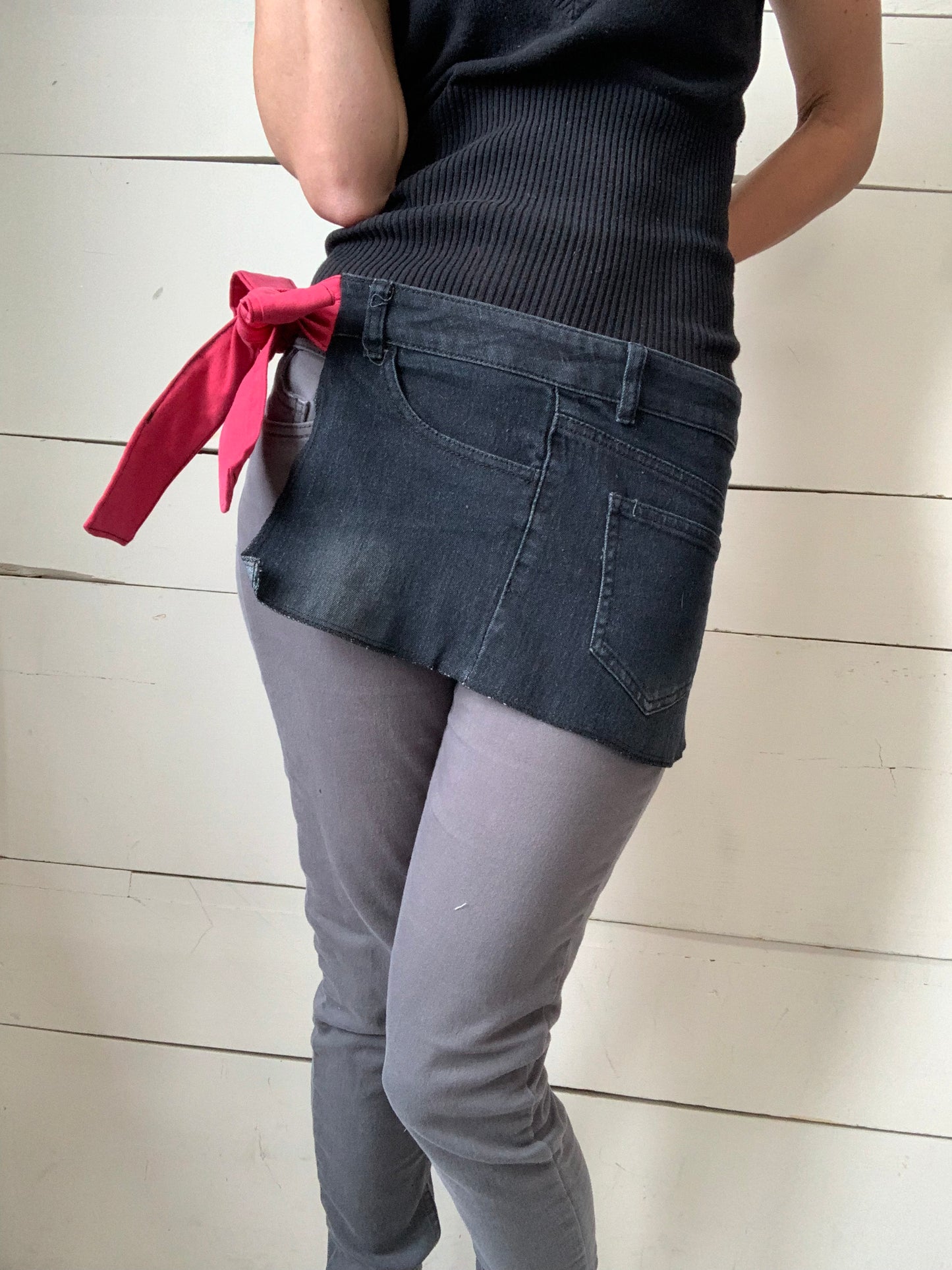 TABLIER JEANS NOIR ET ROSE