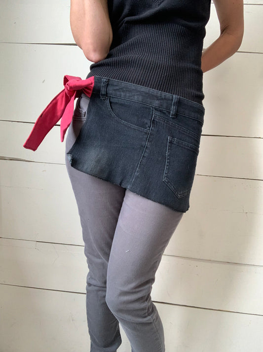 TABLIER JEANS NOIR ET ROSE