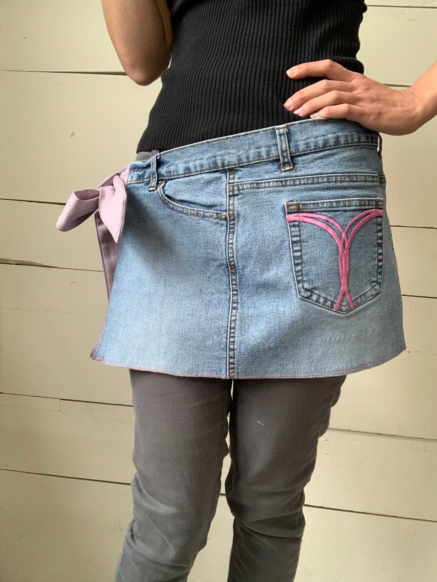 TABLIER JEANS ET MOTIFS ROSES