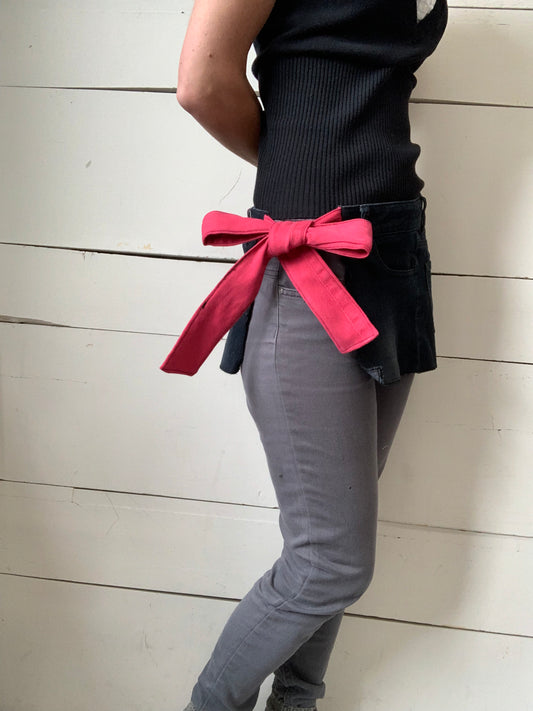 TABLIER JEANS NOIR ET ROSE