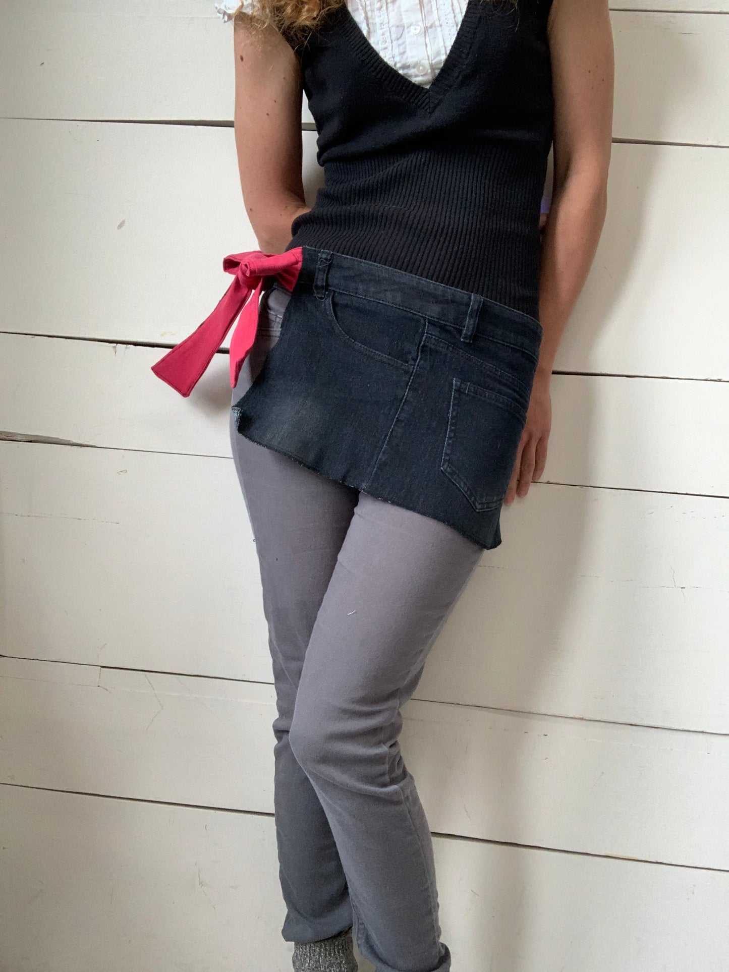 TABLIER JEANS NOIR ET ROSE