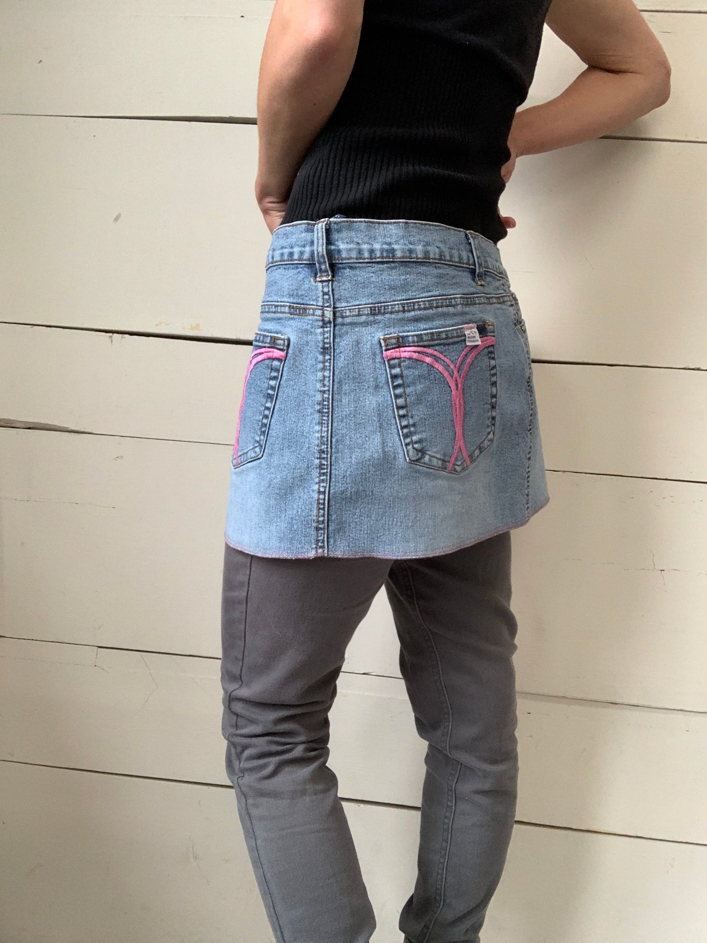 TABLIER JEANS ET MOTIFS ROSES