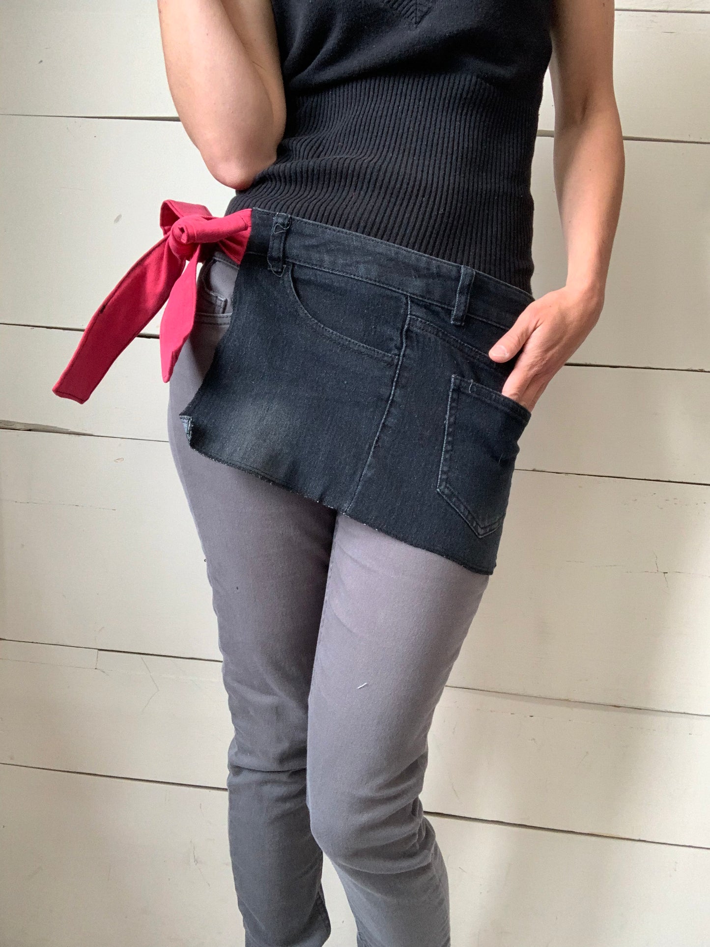 TABLIER JEANS NOIR ET ROSE