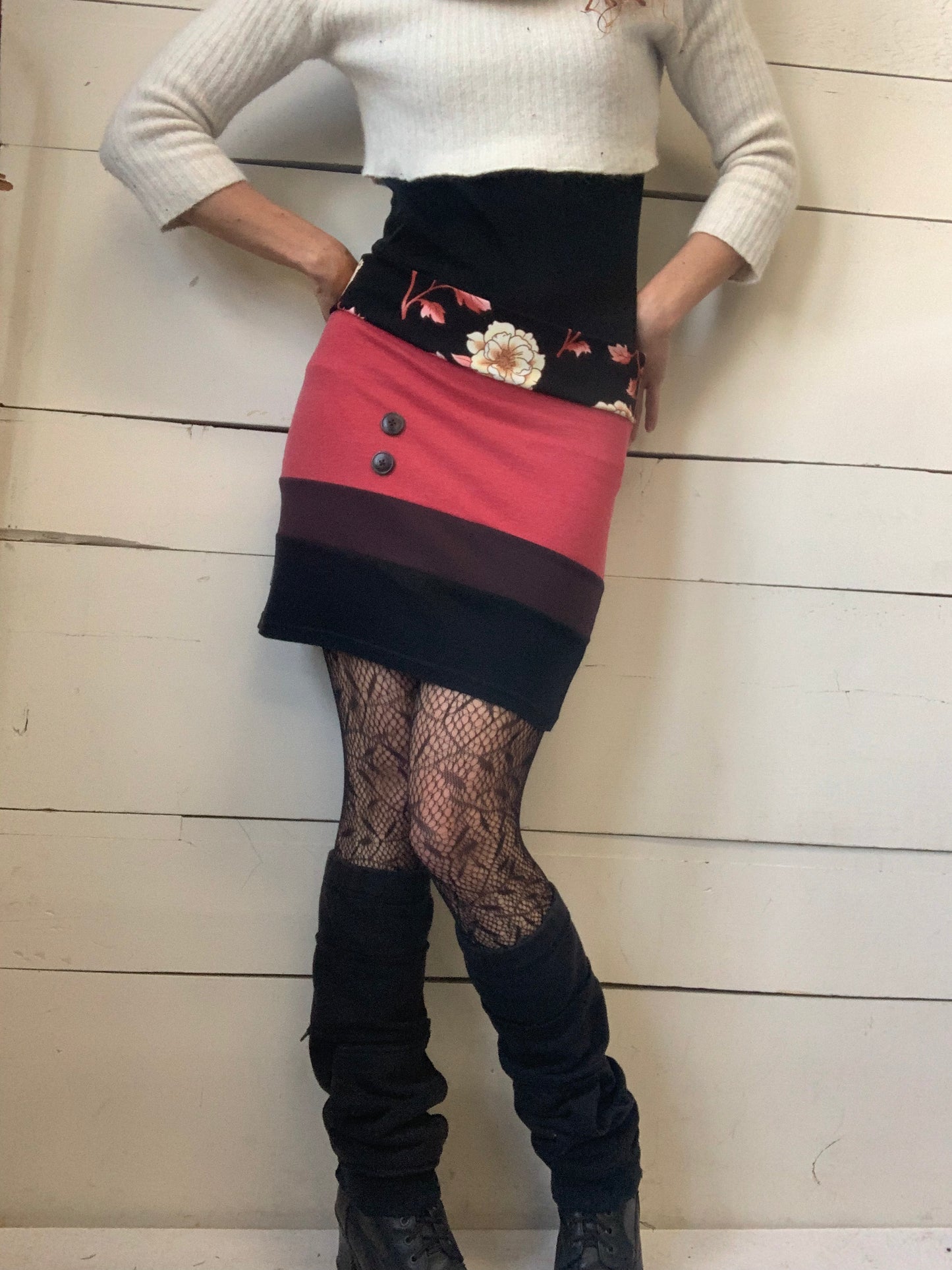 JUPE ROUGE AVEC FLEURS (M)