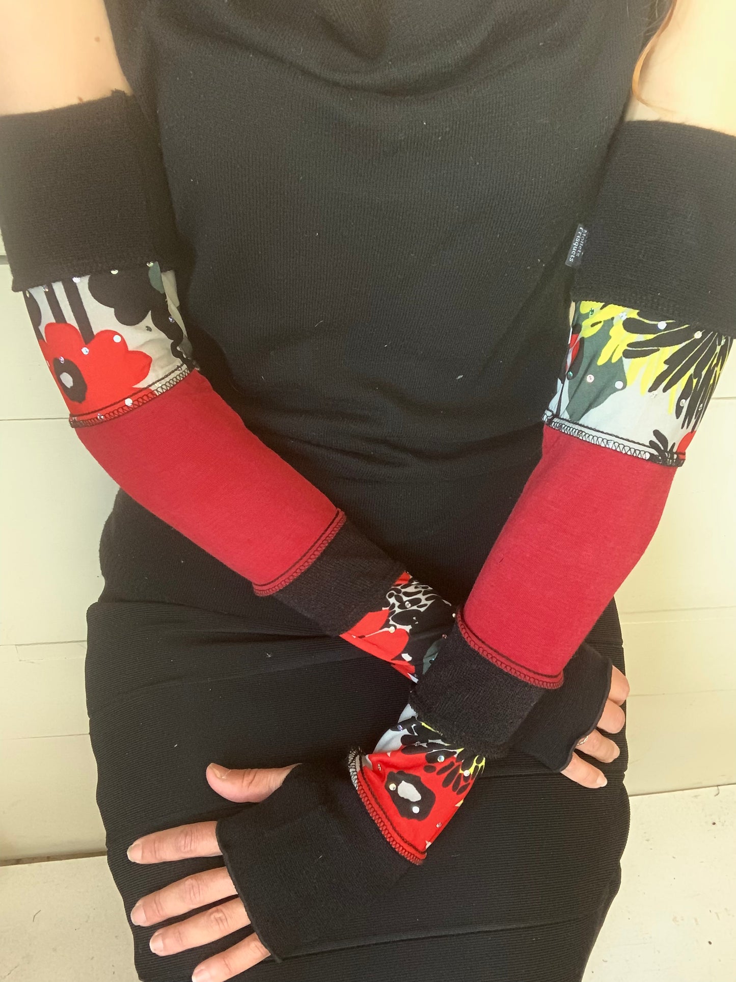 Manche noir, fleurs et rouge