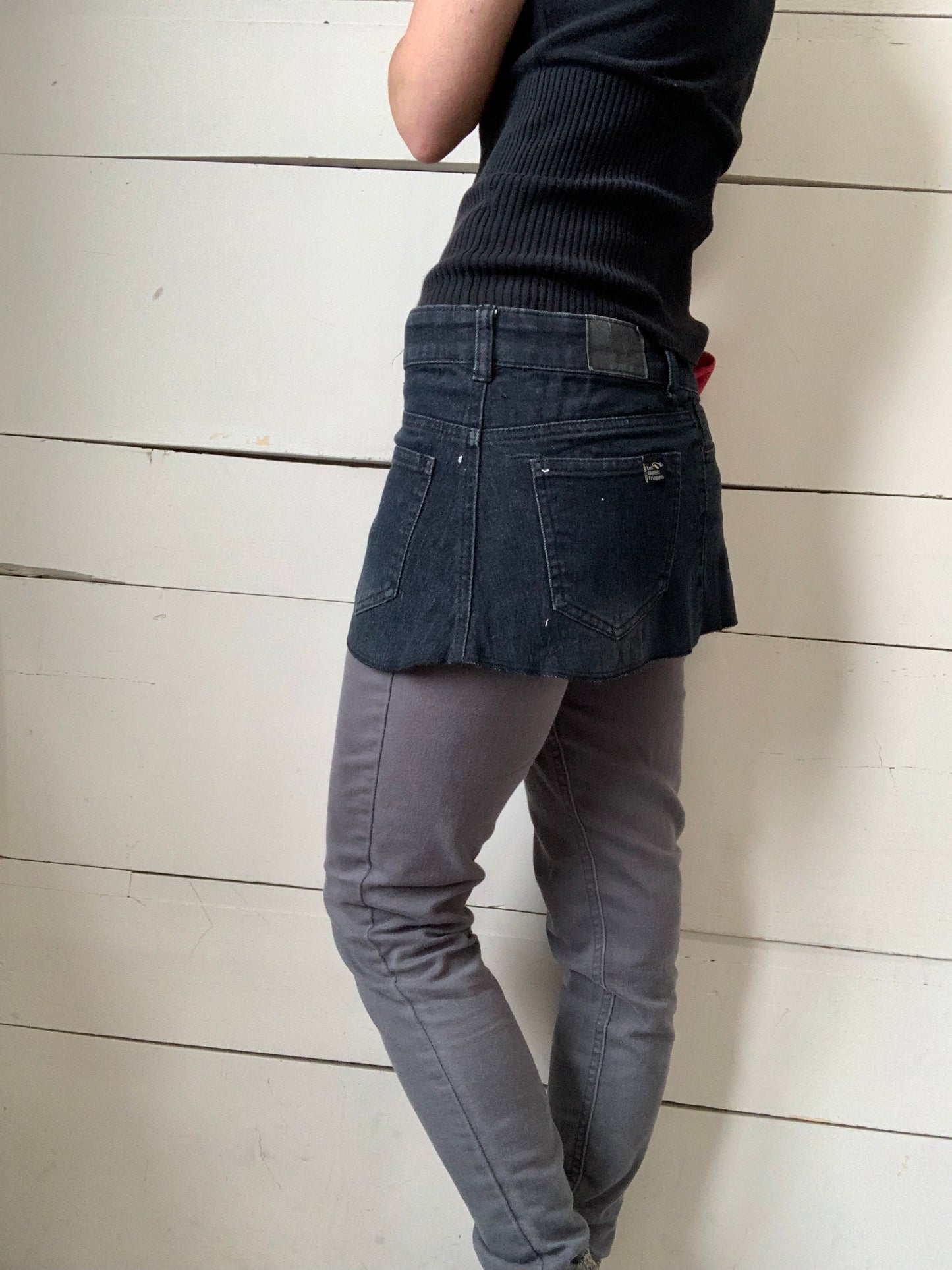 TABLIER JEANS NOIR ET ROSE