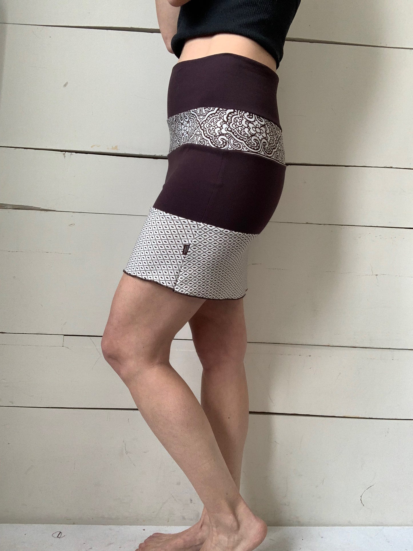 JUPE BRUNE AVEC BANDES CRÈME ET MOTIFS (M)