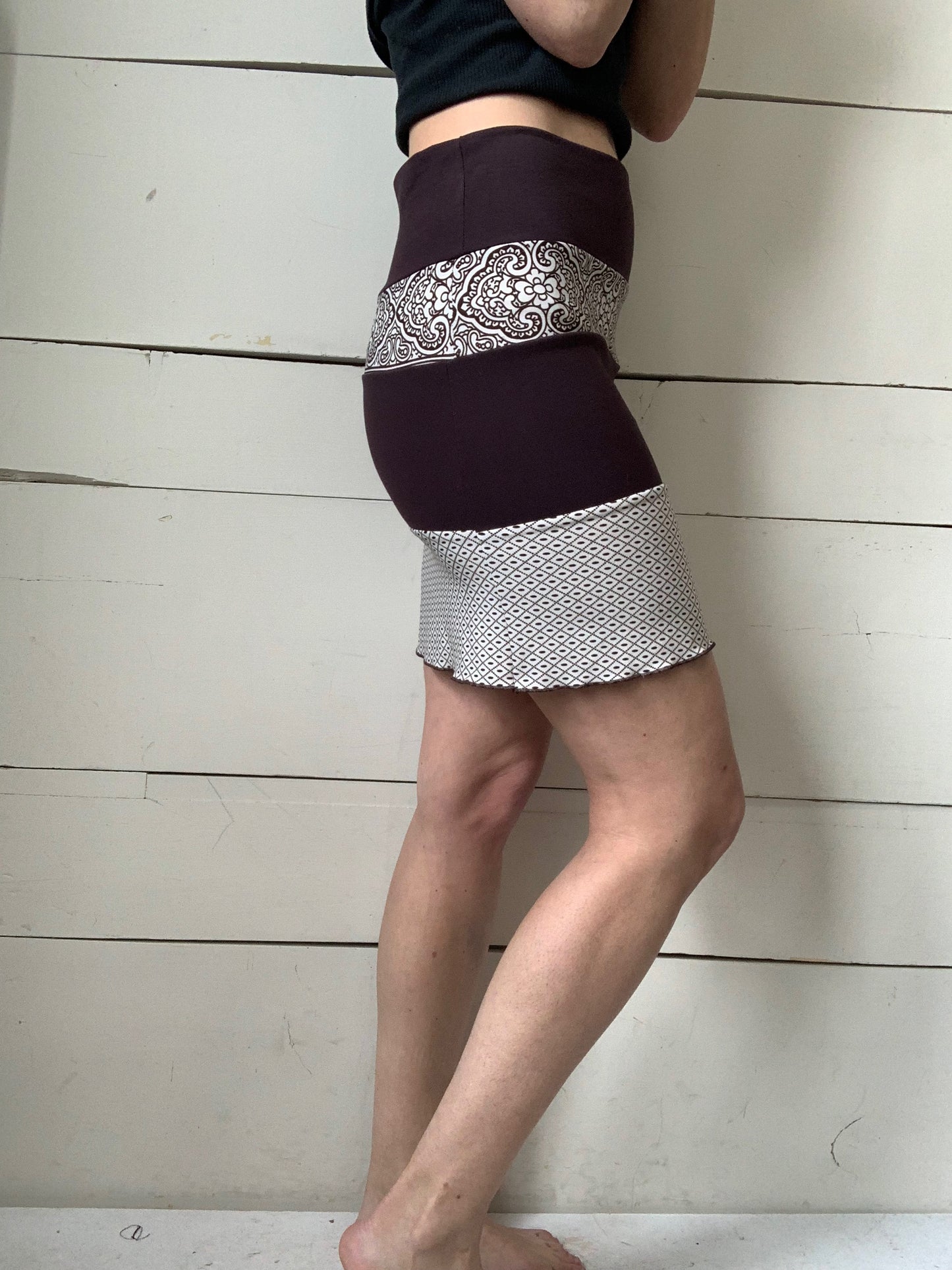 JUPE BRUNE AVEC BANDES CRÈME ET MOTIFS (M)