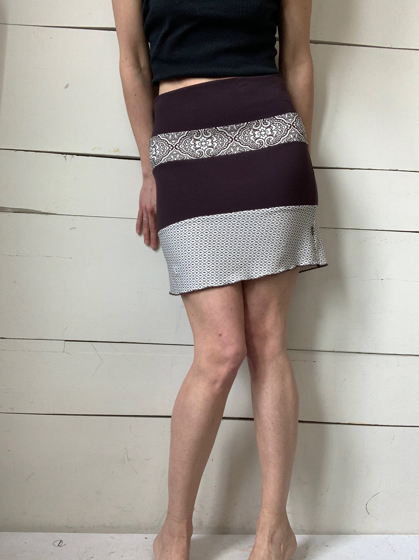 JUPE BRUNE AVEC BANDES CRÈME ET MOTIFS (M)