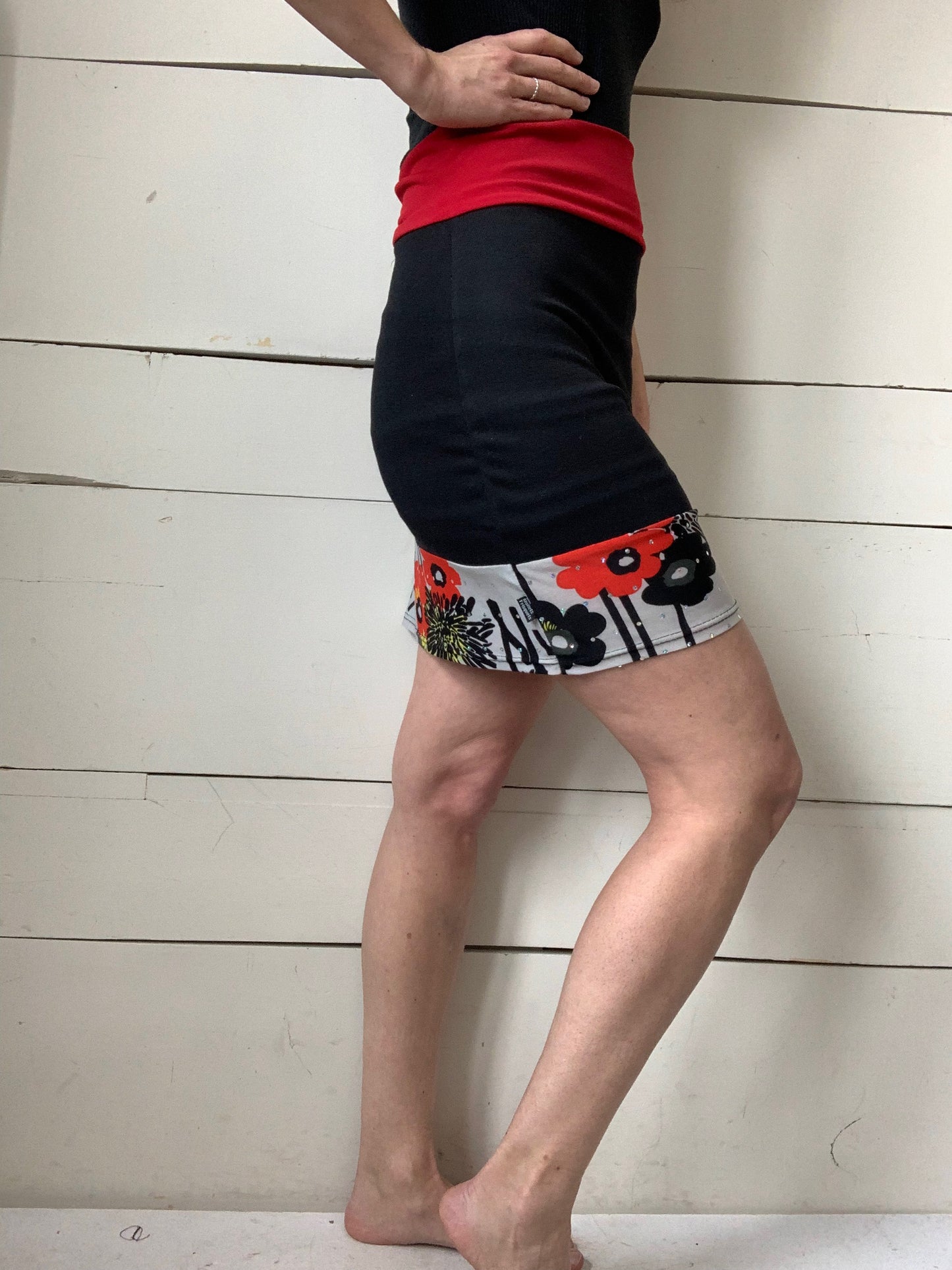 JUPE NOIR AVEC MOTIFS FLORAUX ET PETITS BRILLANTS (S-M)