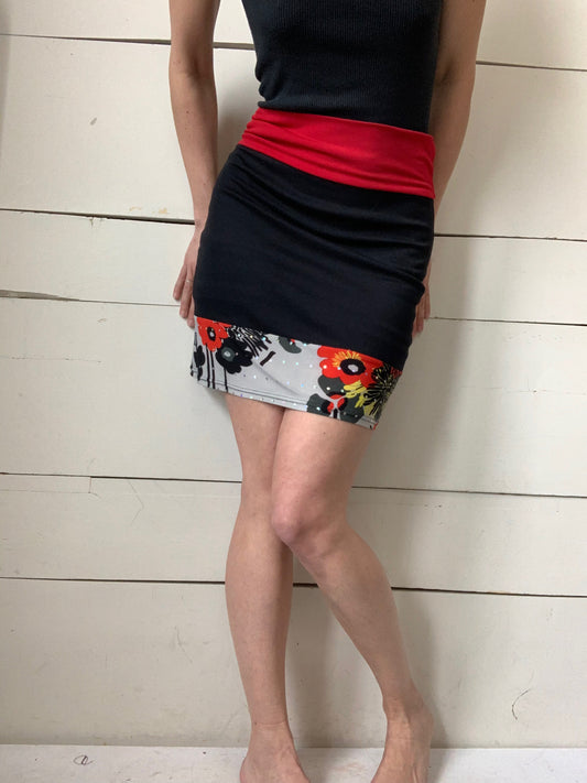 JUPE NOIR AVEC MOTIFS FLORAUX ET PETITS BRILLANTS (S-M)
