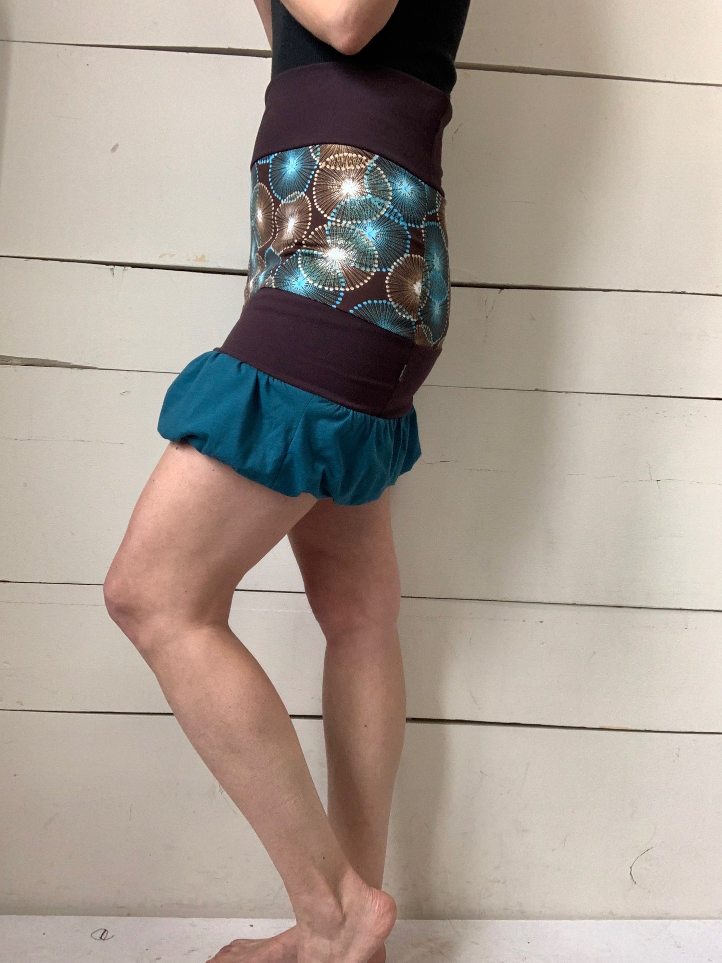 JUPE BRUNE ET FEUX D'ARTIFICES AVEC PUFF TURQUOISE (S-M)