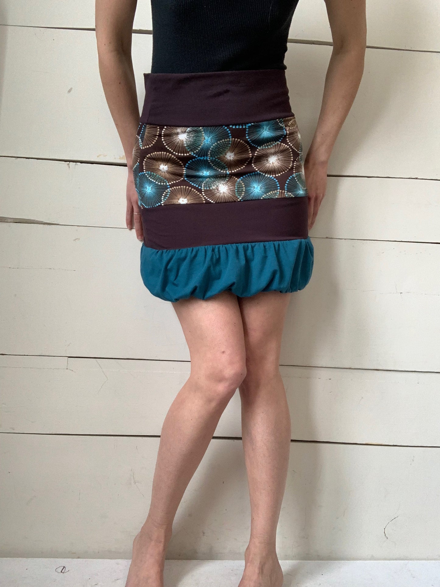 JUPE BRUNE ET FEUX D'ARTIFICES AVEC PUFF TURQUOISE (S-M)