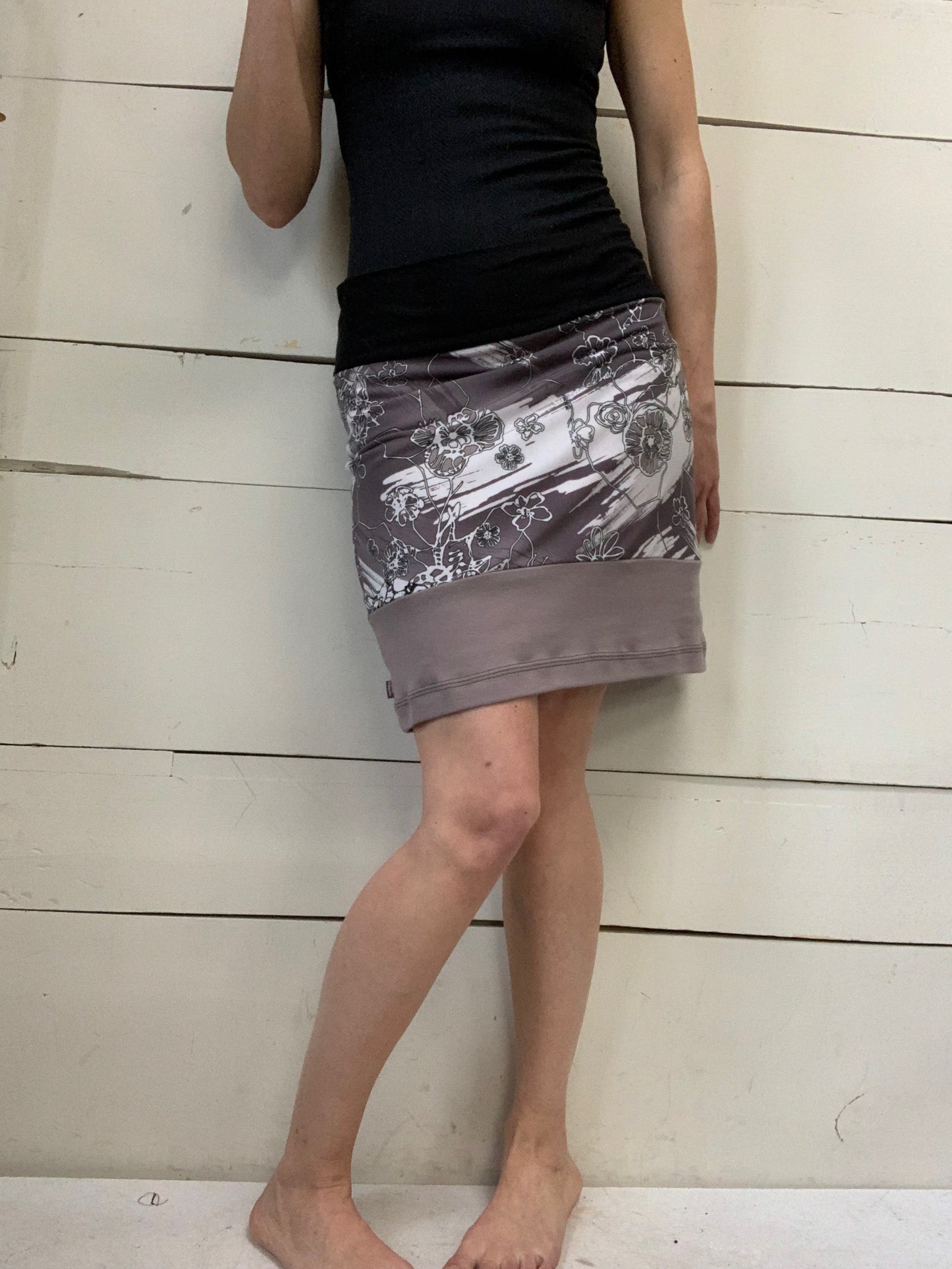 BLACK BEIGE SKIRT WITH DOTS (M-L)