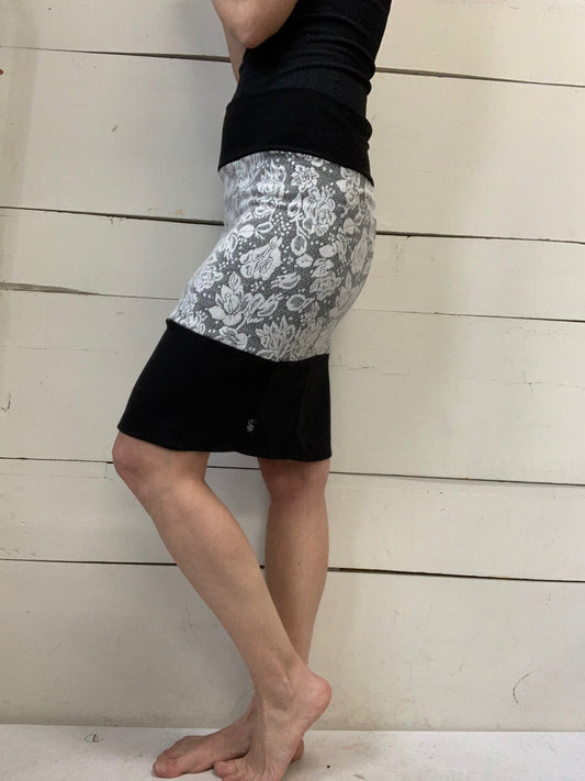 JUPE NOIR AVEC MOTIFS DENTELLES BLANCHES (M)