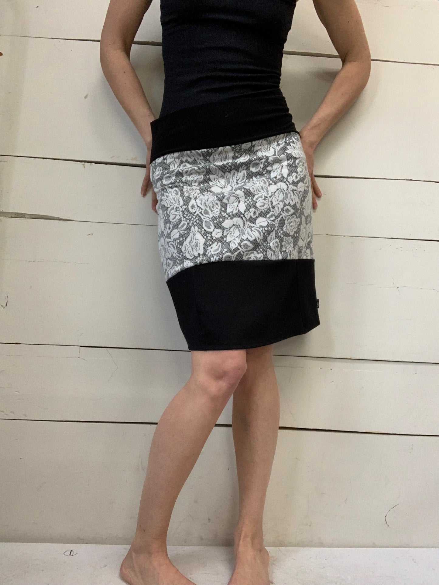 BLACK BEIGE SKIRT WITH DOTS (M-L)