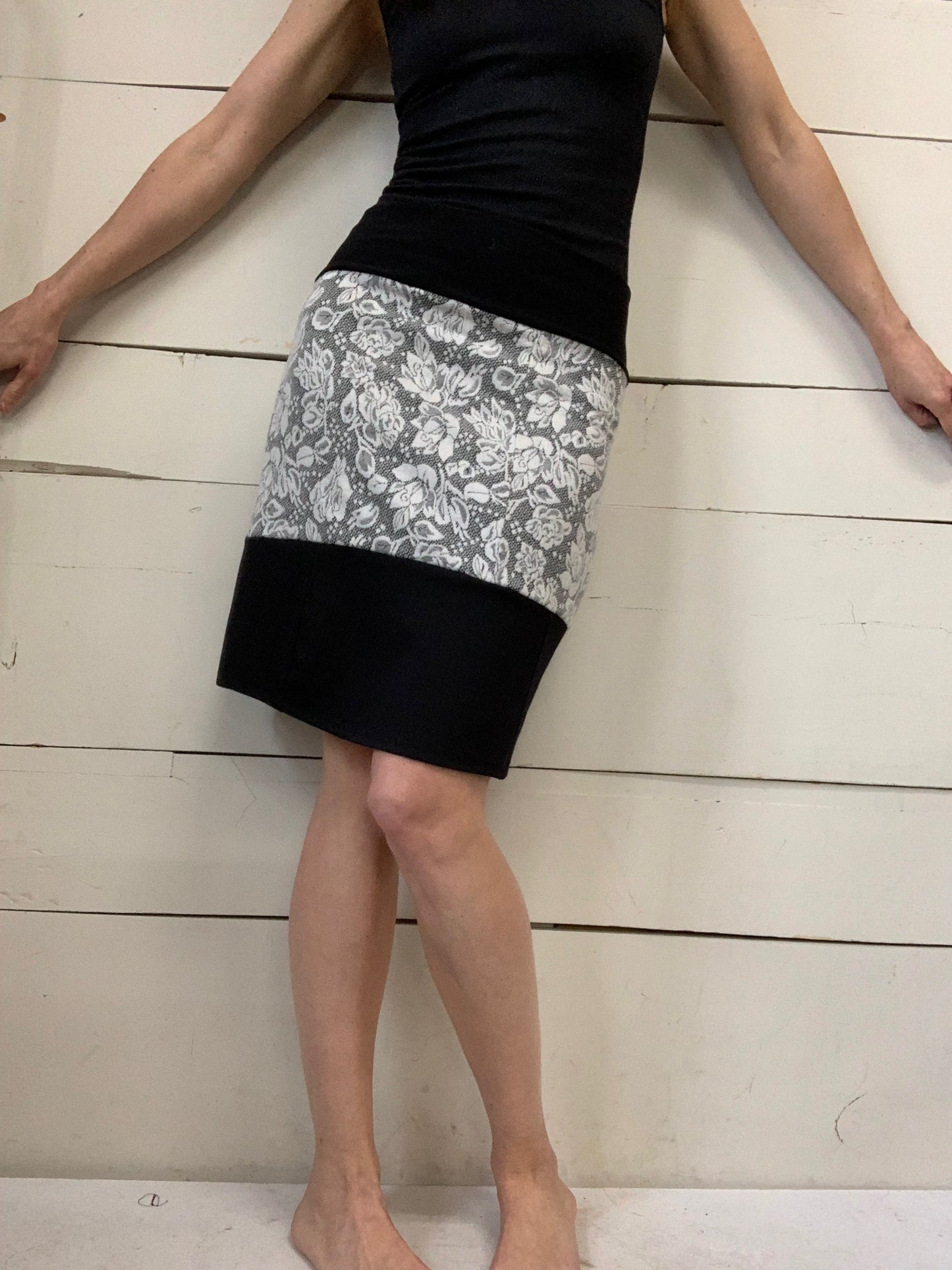 BLACK BEIGE SKIRT WITH DOTS (M-L)