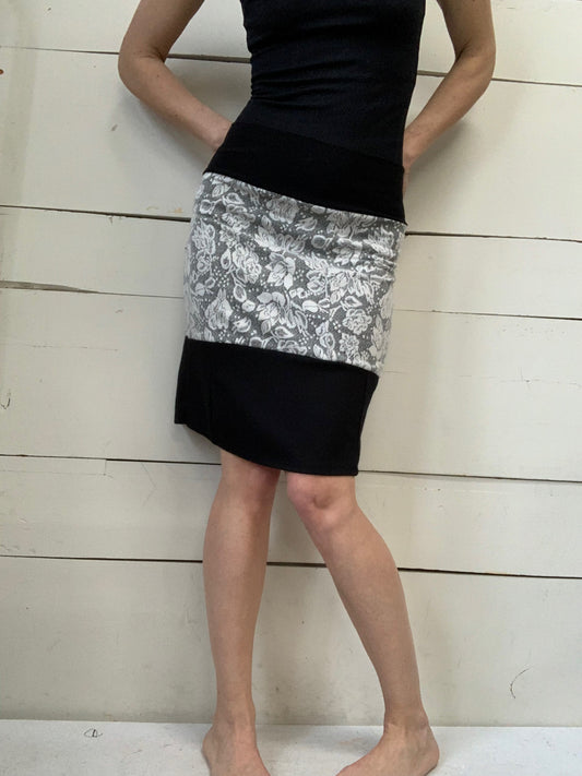 JUPE NOIR AVEC MOTIFS DENTELLES BLANCHES (M)
