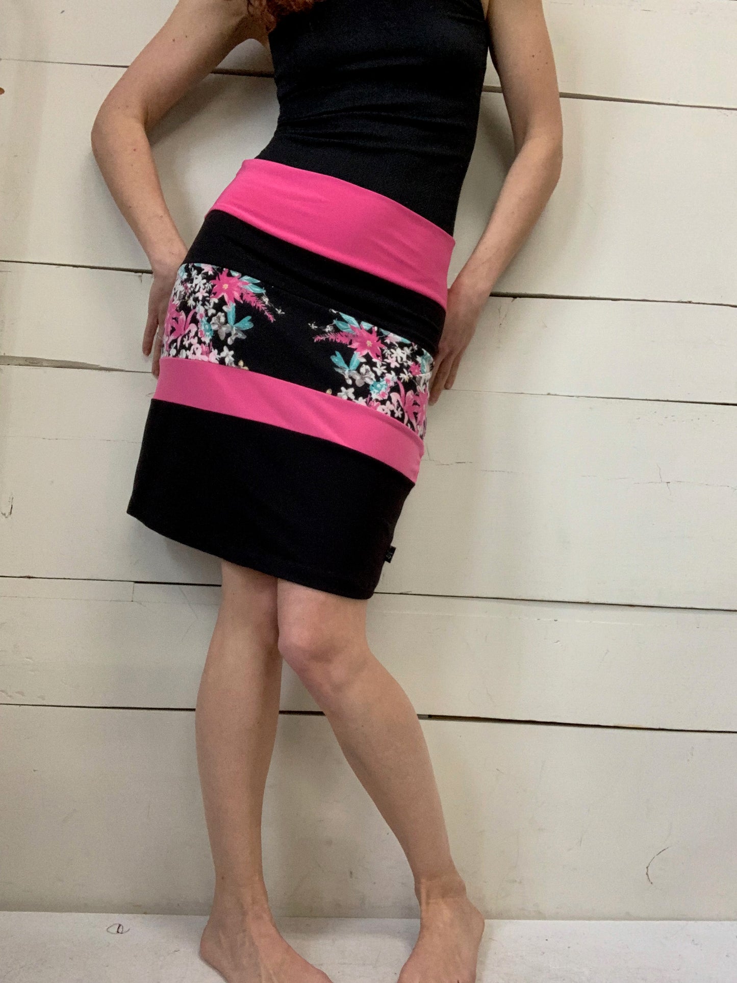 JUPE À BANDES ROSE ET NOIRS AVEC FLEURS (S-M)