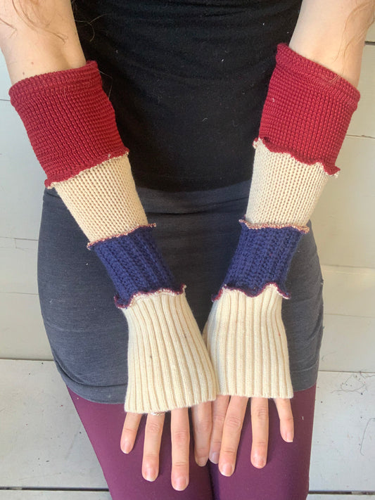 Poignet beige, rouge et bleu