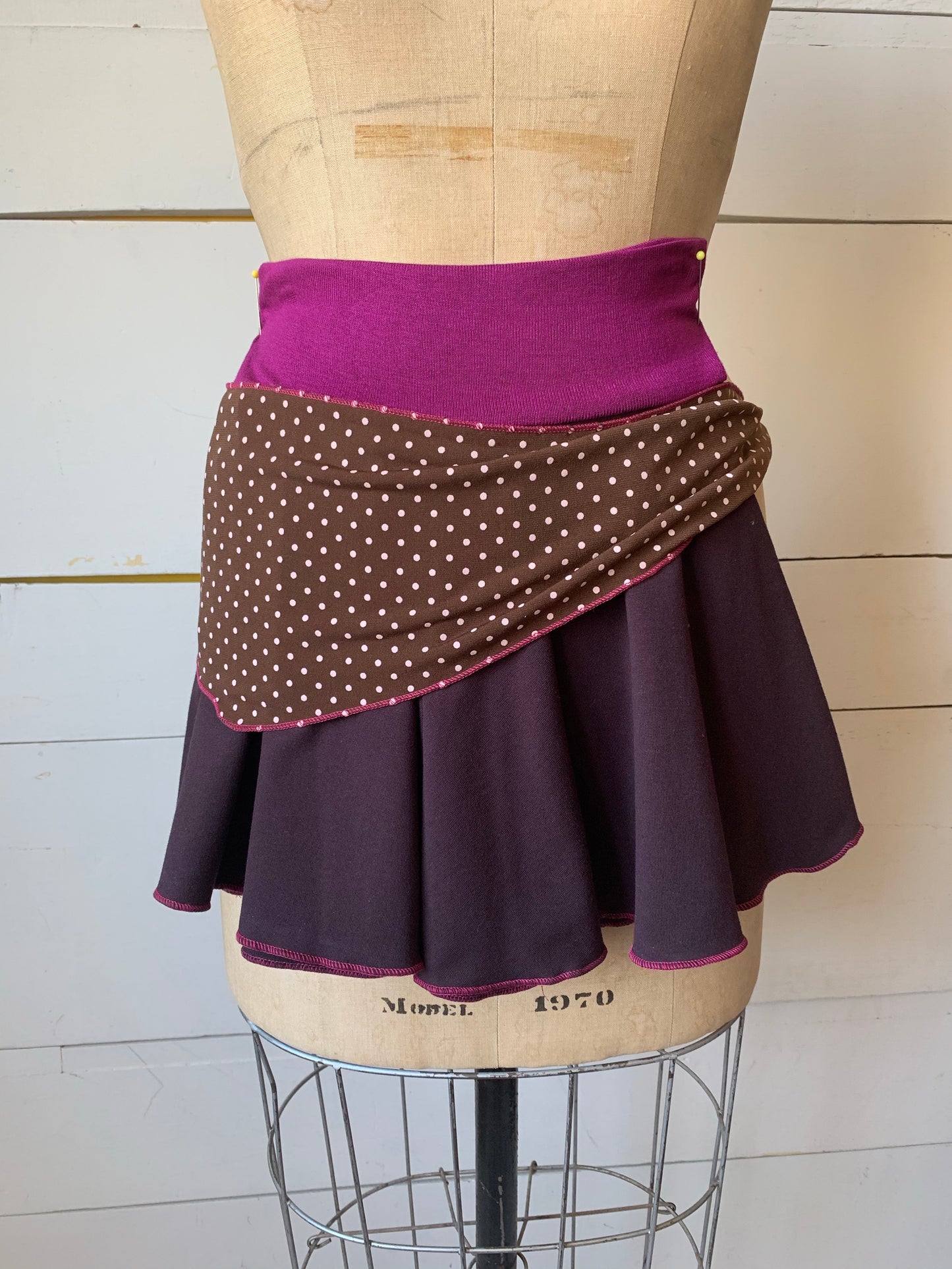 Brune trop mignonne avec petits picots au foulard